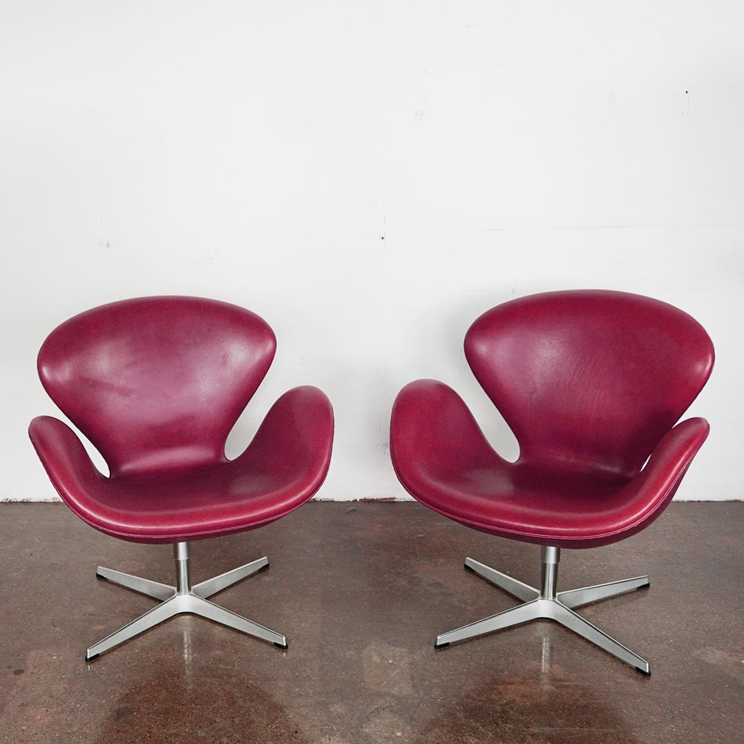 Silla Cisne de cuero burdeos de Arne Jacobsen para Fritz Hansen Dinamarca Escandinavo moderno