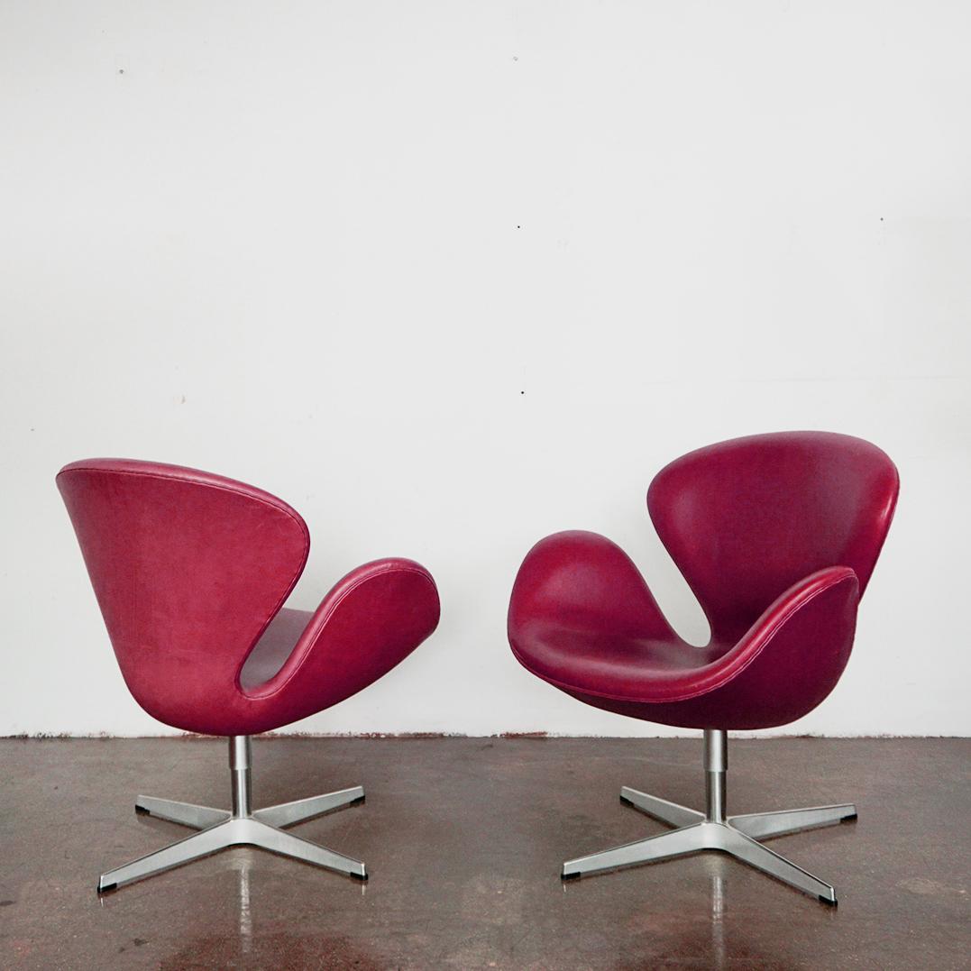 Silla Cisne de cuero burdeos de Arne Jacobsen para Fritz Hansen Dinamarca Danés