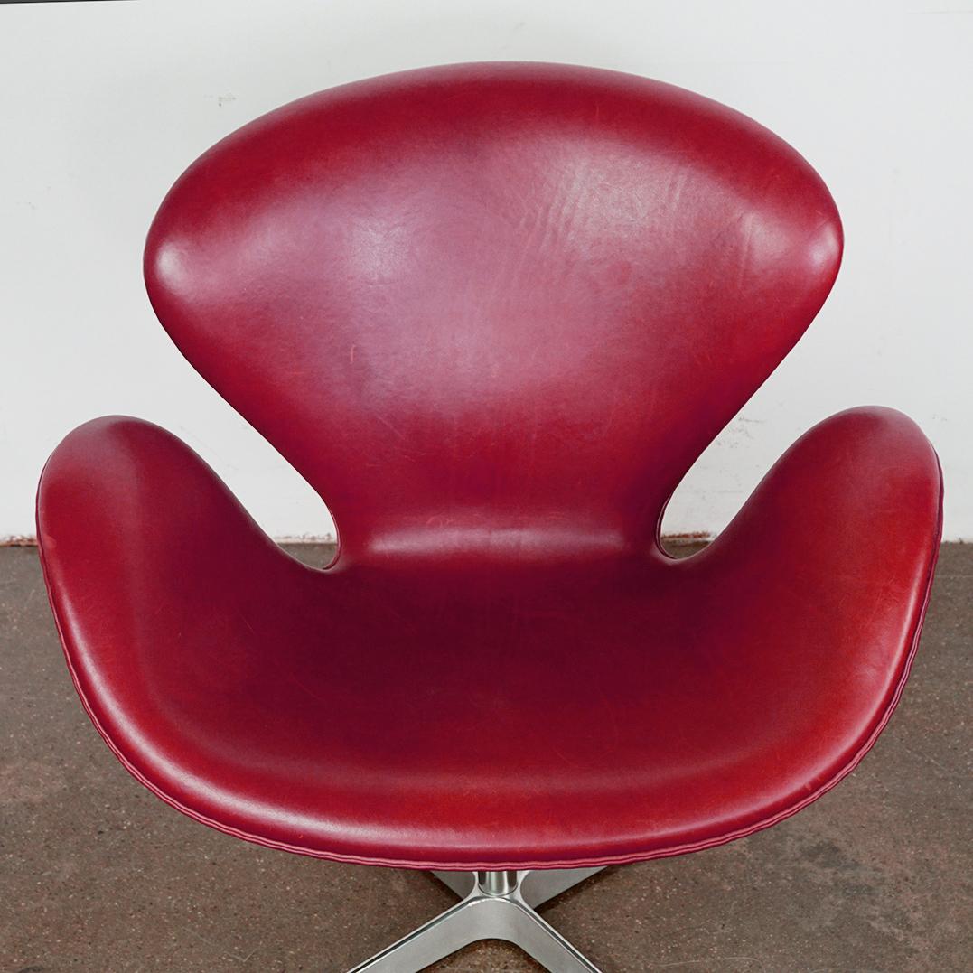 Silla Cisne de cuero burdeos de Arne Jacobsen para Fritz Hansen Dinamarca en Bueno Estado en Vienna, AT