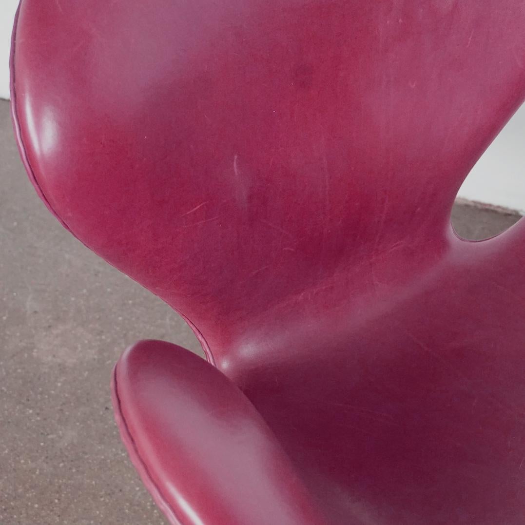 Silla Cisne de cuero burdeos de Arne Jacobsen para Fritz Hansen Dinamarca mediados del siglo XX