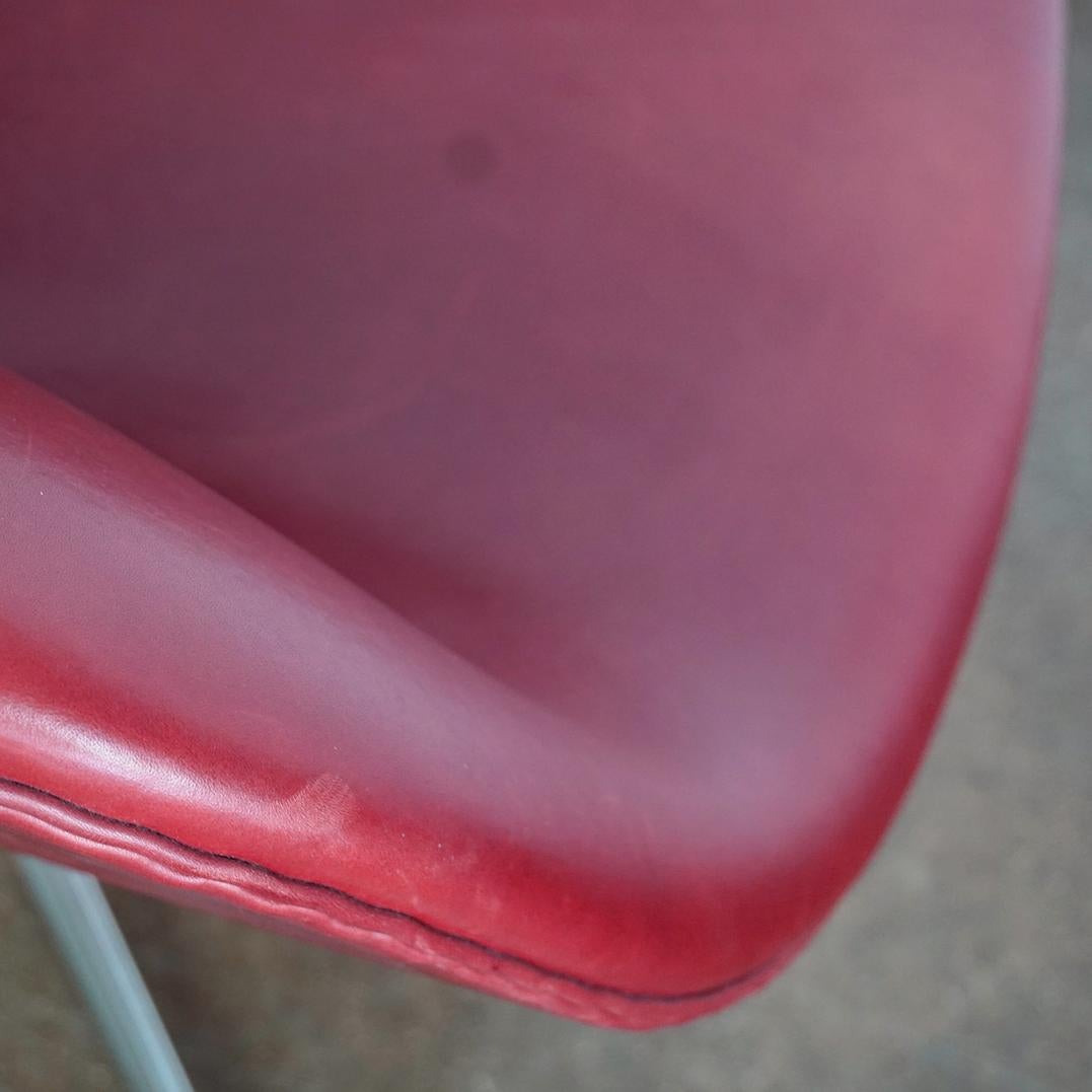 Silla Cisne de cuero burdeos de Arne Jacobsen para Fritz Hansen Dinamarca Aluminio