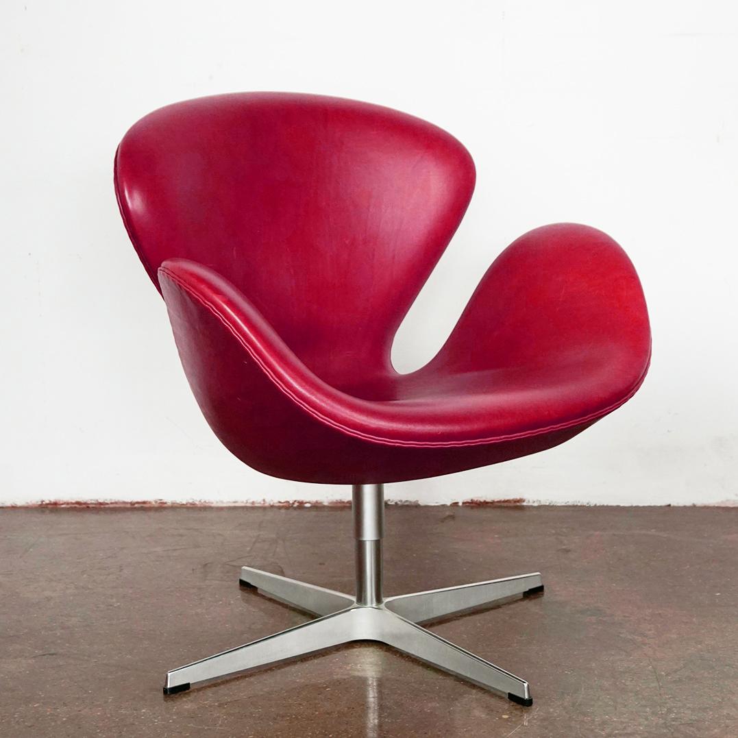 Silla Cisne de cuero burdeos de Arne Jacobsen para Fritz Hansen Dinamarca 1