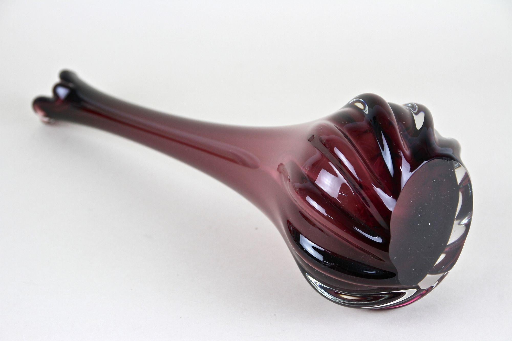 Vaso a collo lungo in vetro di Murano rosso bordeaux, XX secolo, Italia circa 1970 in vendita 5
