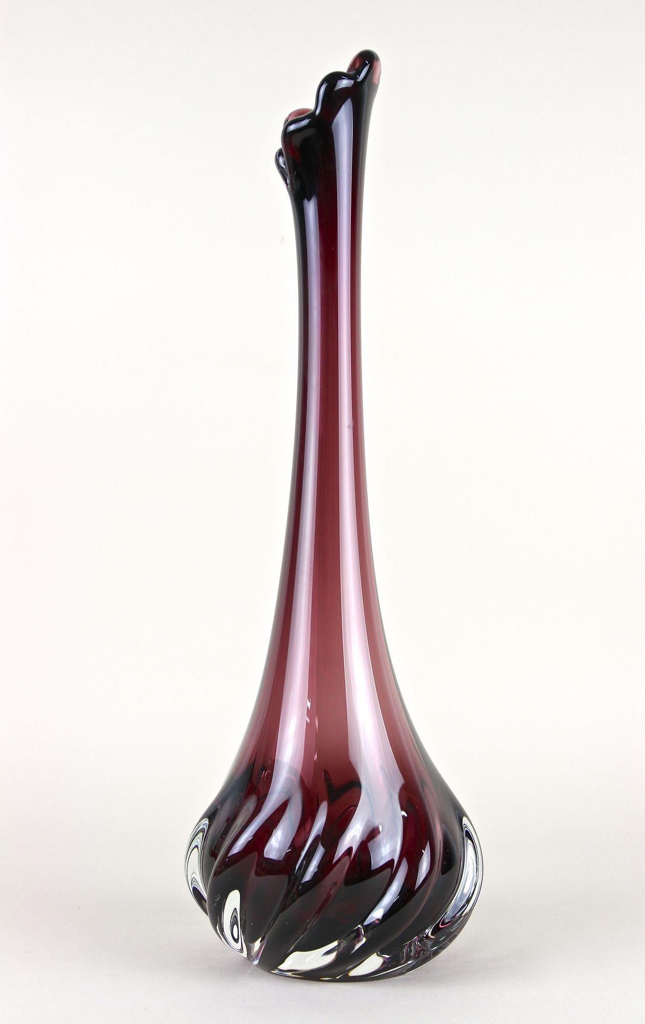 Bordeauxrote Murano-Glasvase mit langem Hals, 20. Jahrhundert, Italien um 1970 (Handgefertigt) im Angebot