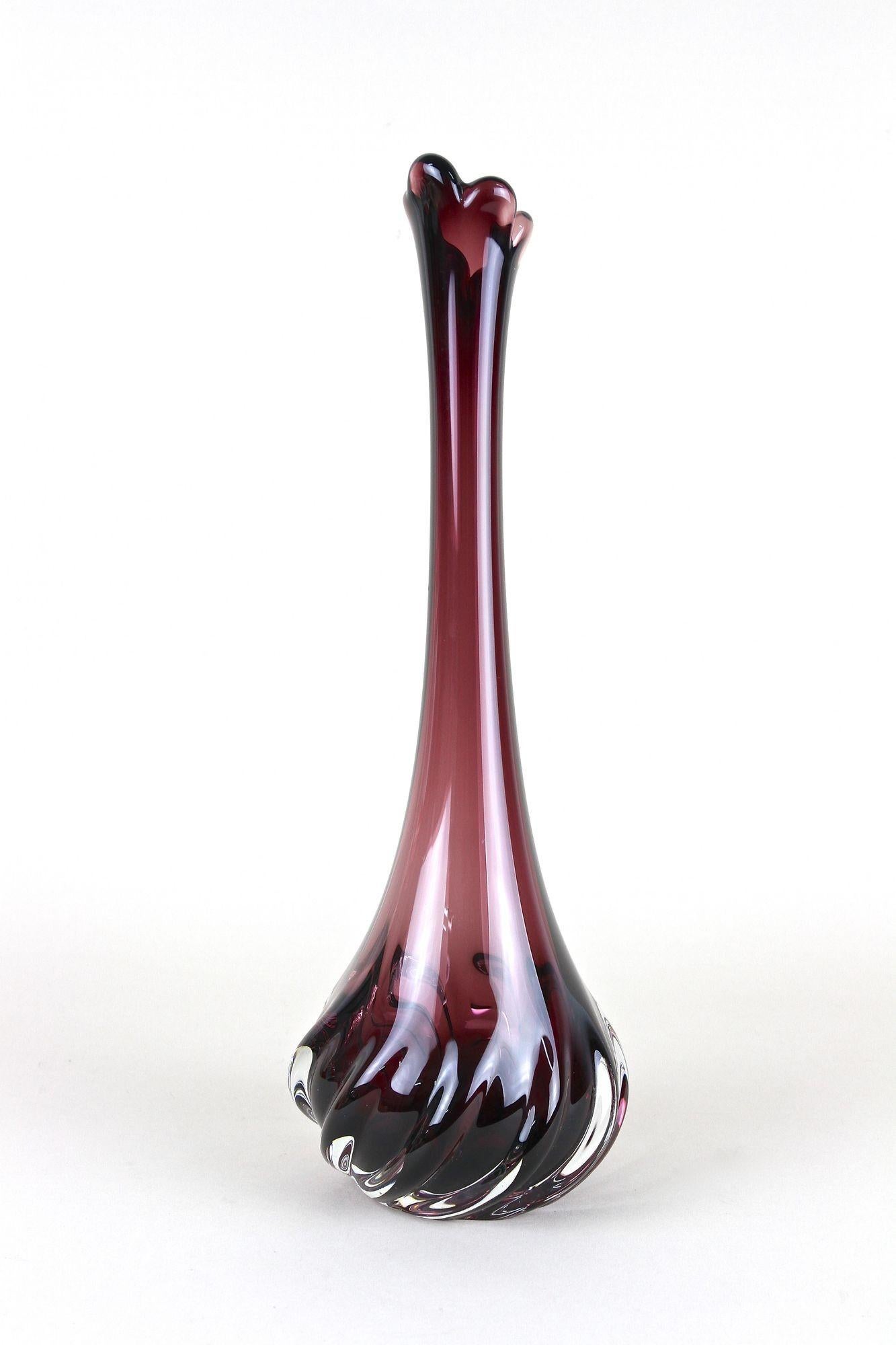 Bordeauxrote Murano-Glasvase mit langem Hals, 20. Jahrhundert, Italien um 1970 (Muranoglas) im Angebot