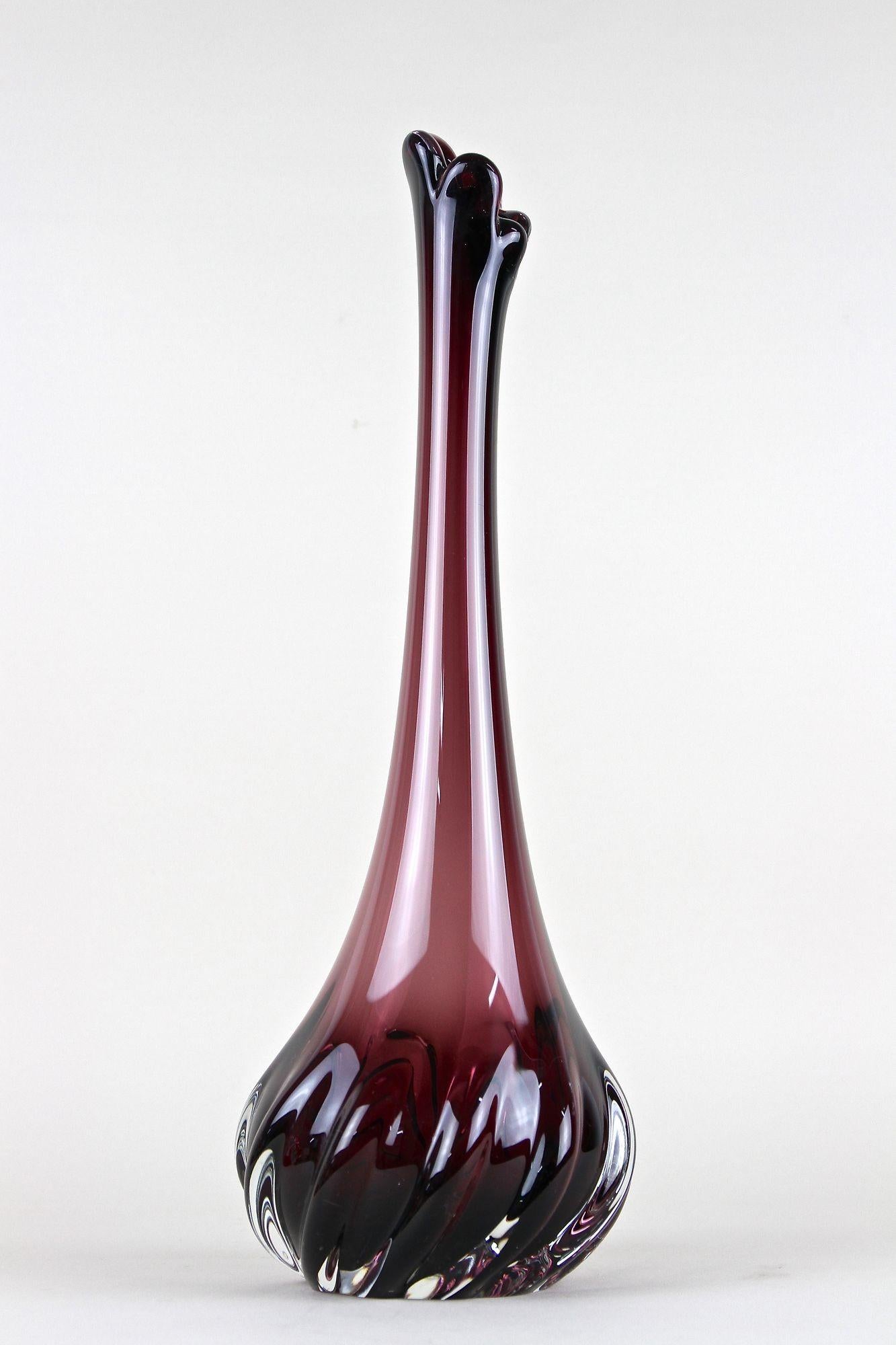 Bordeauxrote Murano-Glasvase mit langem Hals, 20. Jahrhundert, Italien um 1970 im Angebot 1