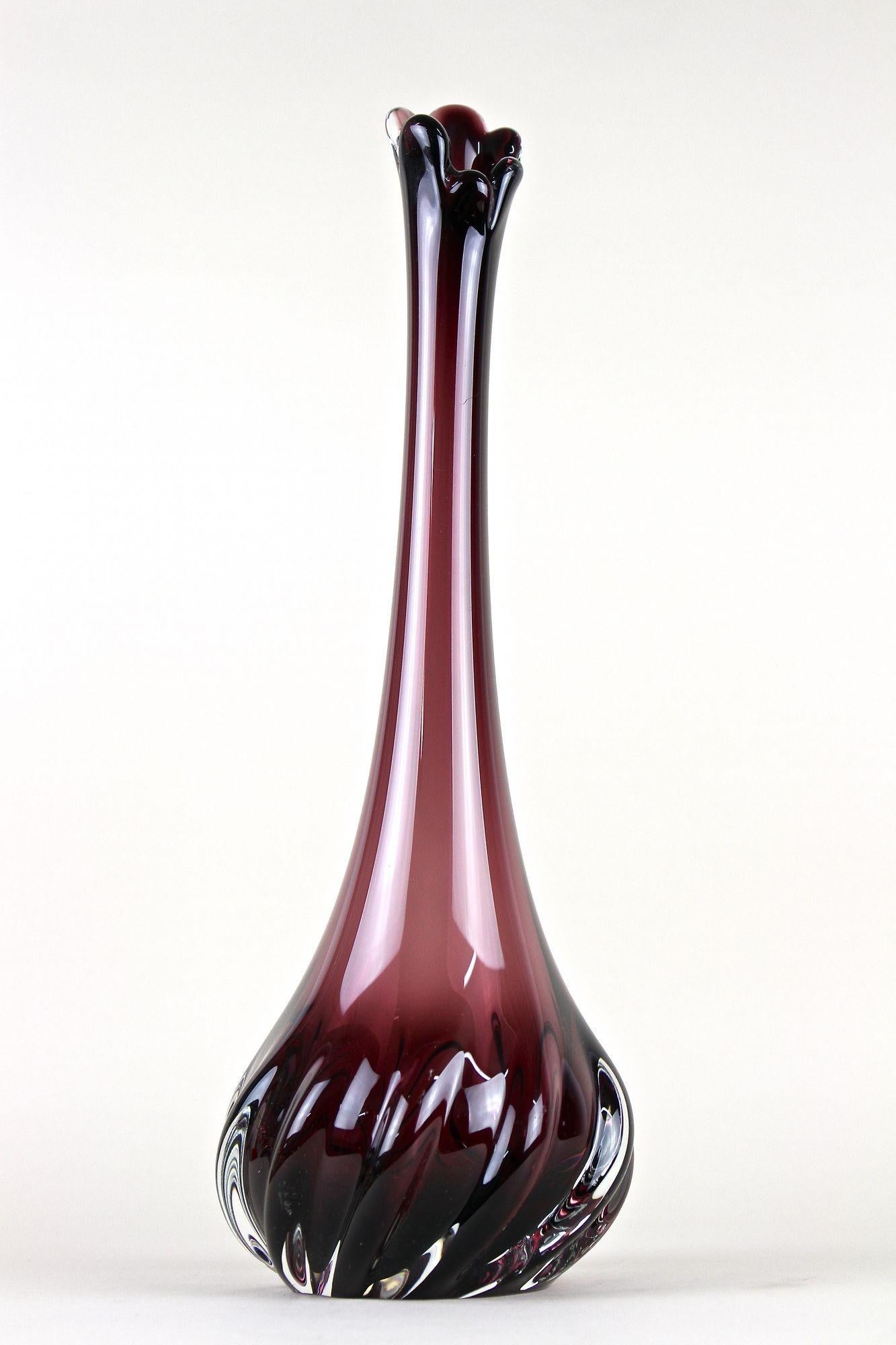 Bordeauxrote Murano-Glasvase mit langem Hals, 20. Jahrhundert, Italien um 1970 im Angebot 3