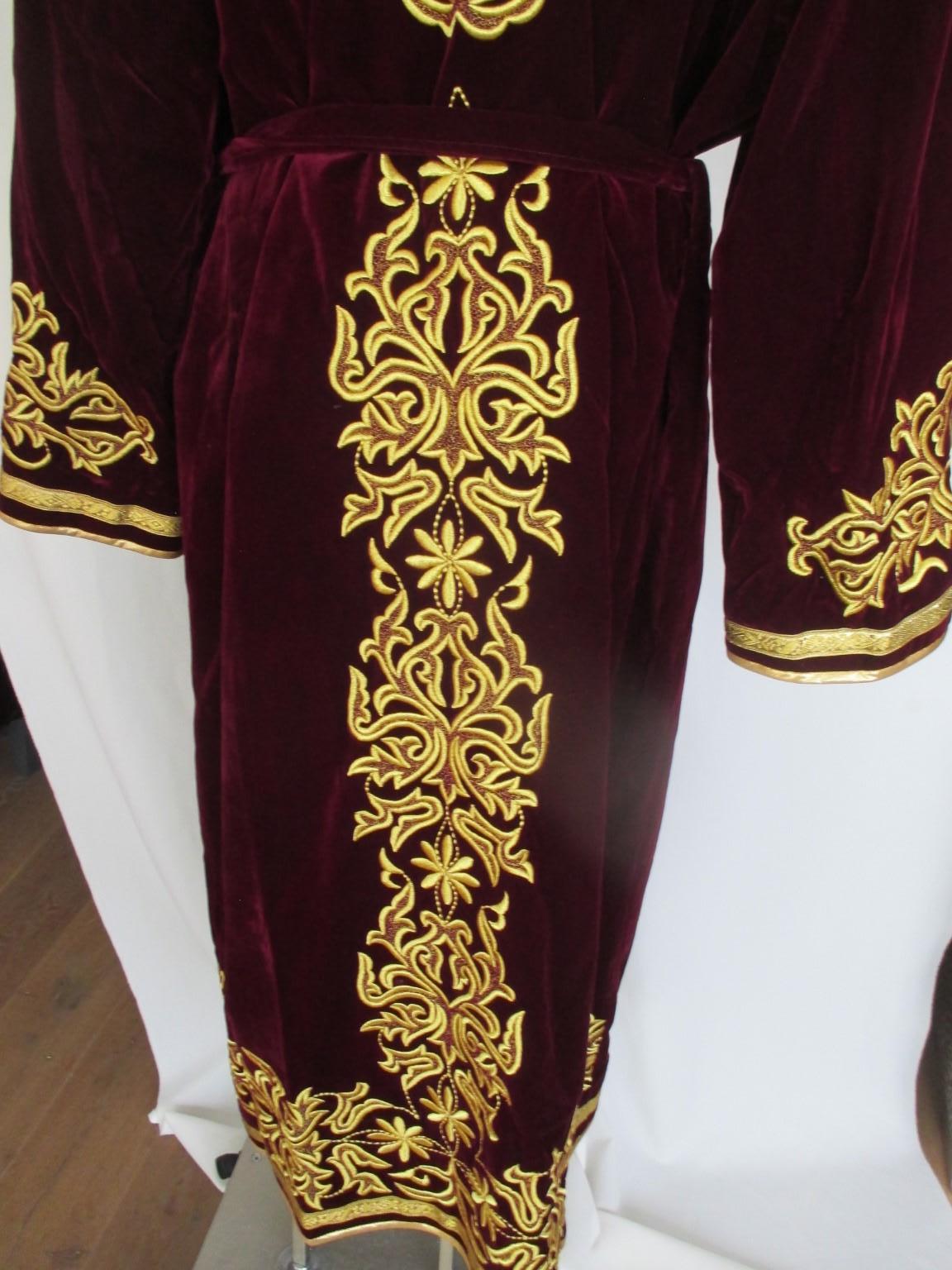 Bordeaux Red Velvet Gold Brocade Coat and Hat In Excellent Condition For Sale In Amsterdam, NL