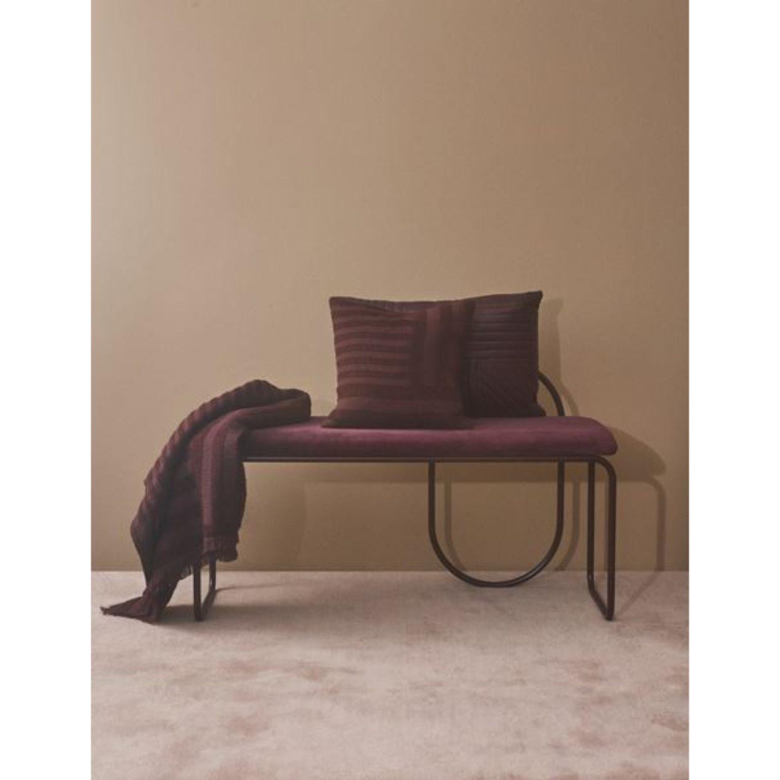 Banc minimaliste en velours bordeaux en vente 8