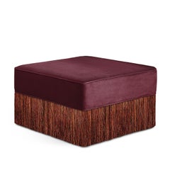 Pouf in Bordeaux mit bunten Fransen
