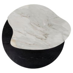Mesa de centro «Bordeira», de Rute Martins, de mármol Calacatta Oro y roble negro