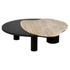 Table basse « Bordeira » conçue par Rute Martins pour Greenapple, disponible en Miel Onyx et Chêne noir