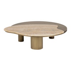 Mesa de centro «Bordeira», diseñada por Rute Martins para Greenapple, en miel ónix y latón