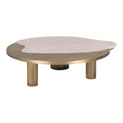 Mesa de centro «Bordeira», diseñada por Rute Martins para Greenapple, en ónix rosa y latón