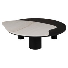 Tavolino Bordeira di Rute Martins per Greenapple, in onice bianco e rovere nero