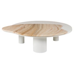 Table basse « Bordeira » de Rute Martins, en onyx « Shadow » et laqué blanc