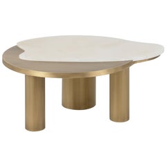 Mesa de centro «Bordeira Compact» de Rute Martins, en ónix clásico marfil y latón