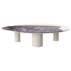 Table basse « Bordeira Grand » de Rute Martins, laque améthyste et blanche