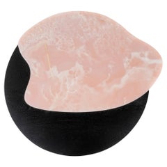 Mesa de centro grande «Bordeira», de Rute Martins, en ónix rosa y roble negro