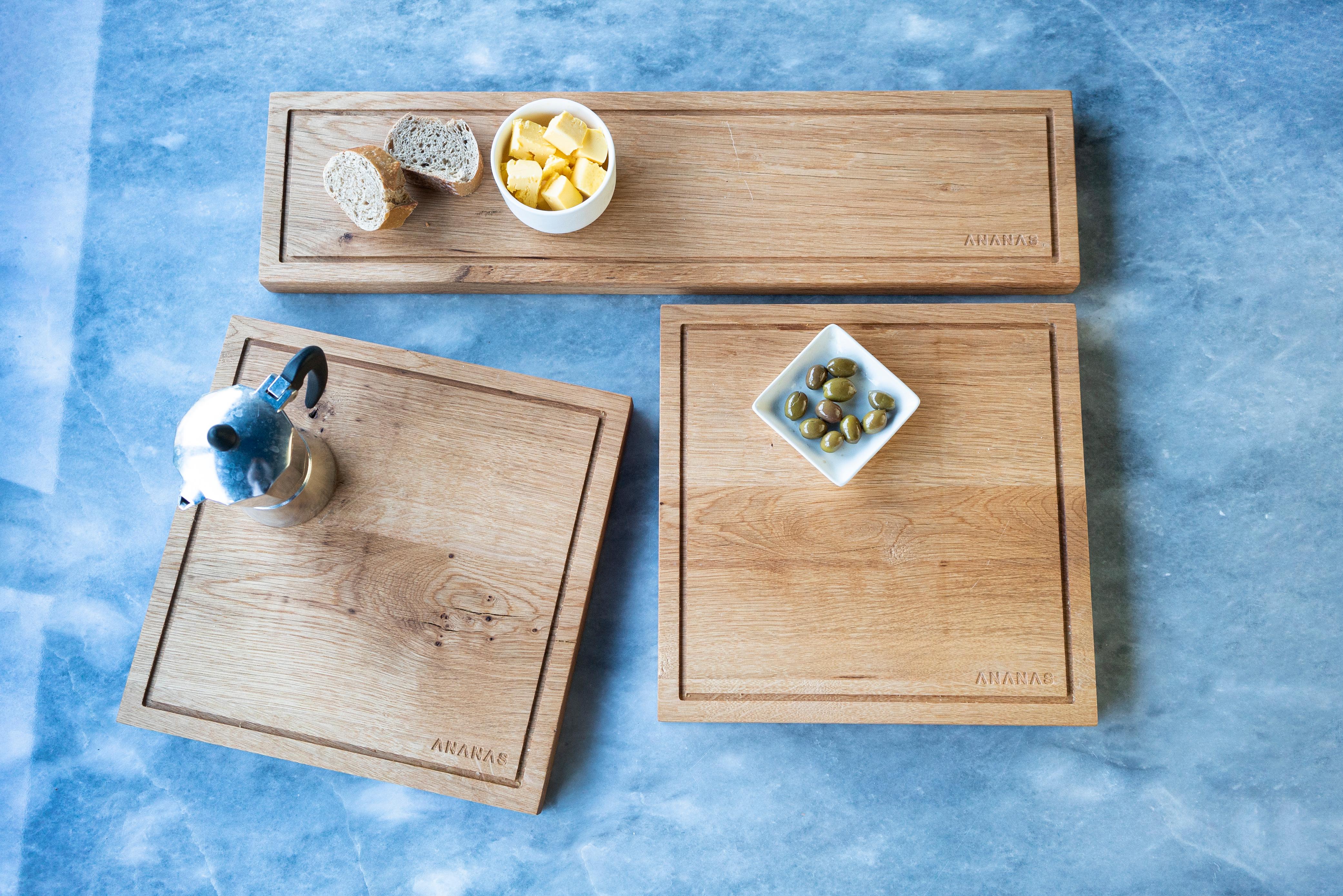 Suitable for the use of two people, serving board. It is produced from the solid oak tree. It collects the juices of food on the canals of its edges. Each tree is different in pattern, texture, color tone, and vascular structure. This difference