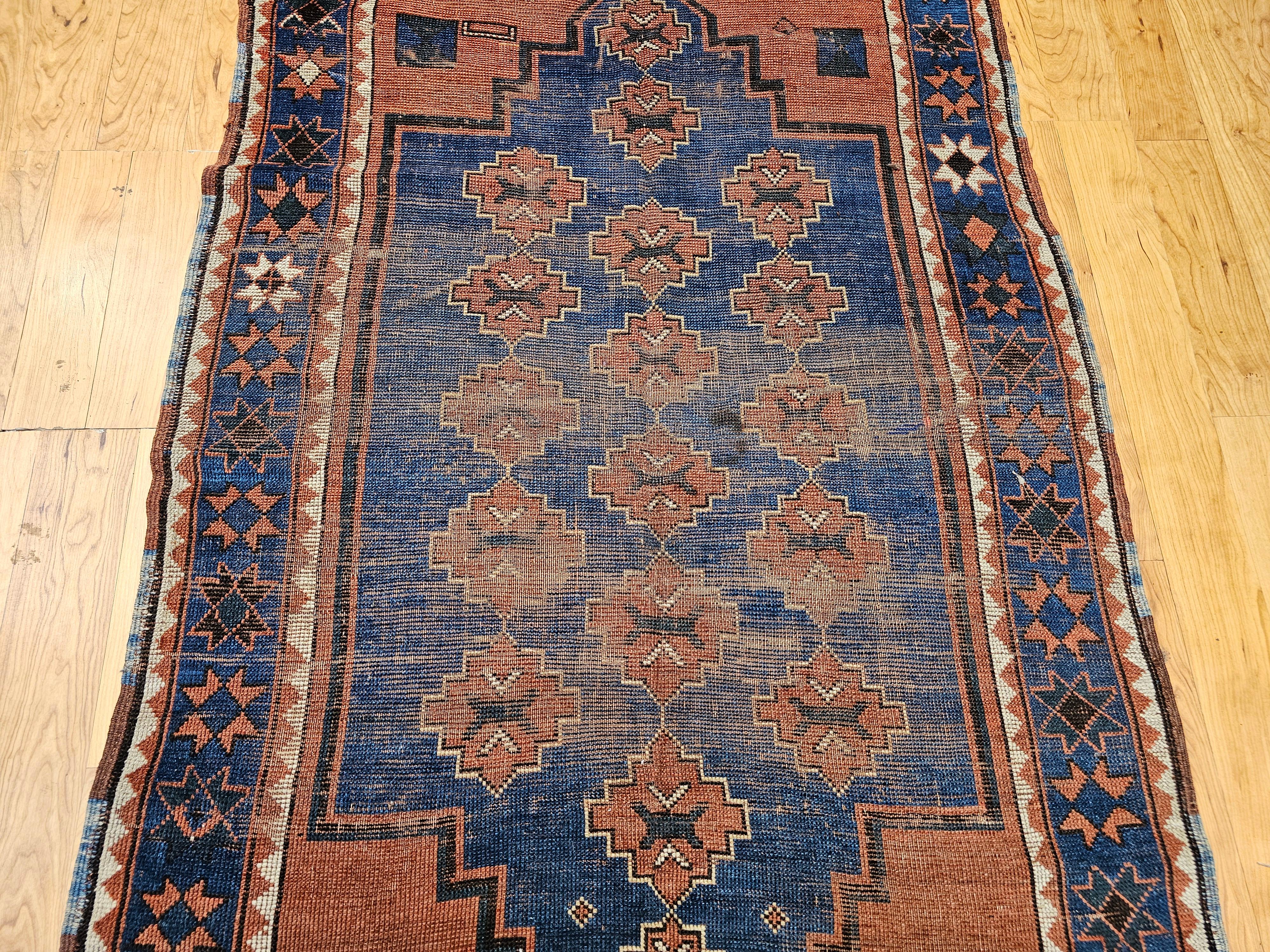 Teinture végétale Tapis Bordjalou caucasien du 19ème siècle en bleu abrash en vente