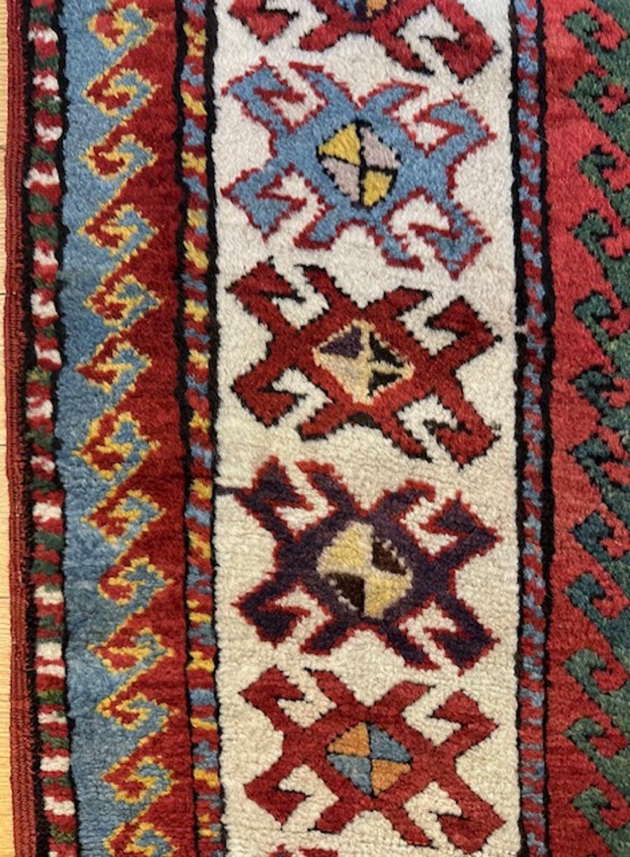 Tapis Bordjalou Kazak du sud-ouest du Caucase, Arménie

Age : vers 1885

Taille : 7′.3″x4′.7″ (221×140 cm)

Le champ brun foncé, étroitement couvert, présente un empilement de quatre losanges complets imbriqués et dix motifs partiels similaires sur