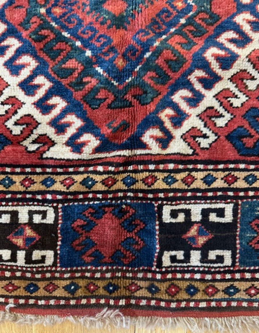 Tapis Bordjalou Kazak d'Arménie, sud-ouest du Caucase

Age : vers 1890

Dimensions : 8′.4 