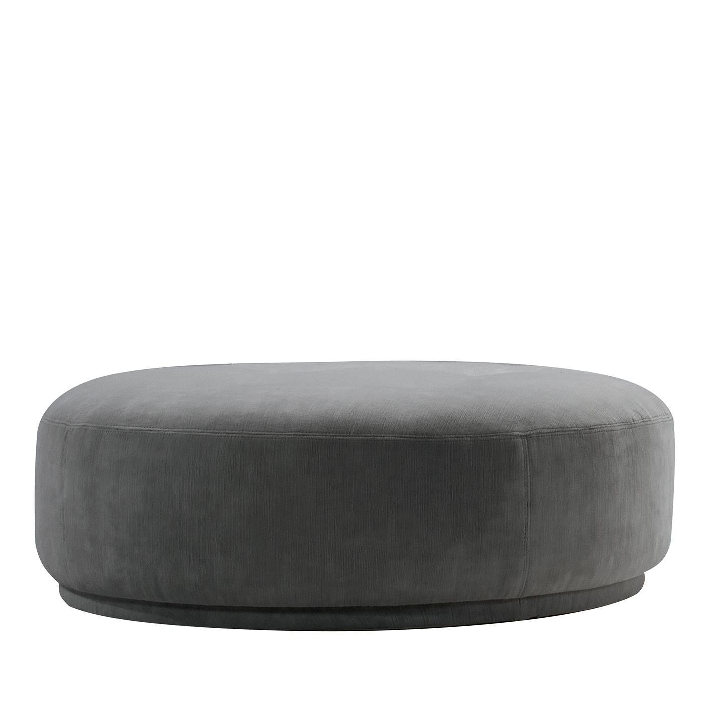 Un complemento superbo per interni privati e contract di ispirazione contemporanea, questo squisito pouf è caratterizzato da una semplice forma arrotondata che garantirà il massimo del comfort e del relax. Rivestito in tessuto, si abbina