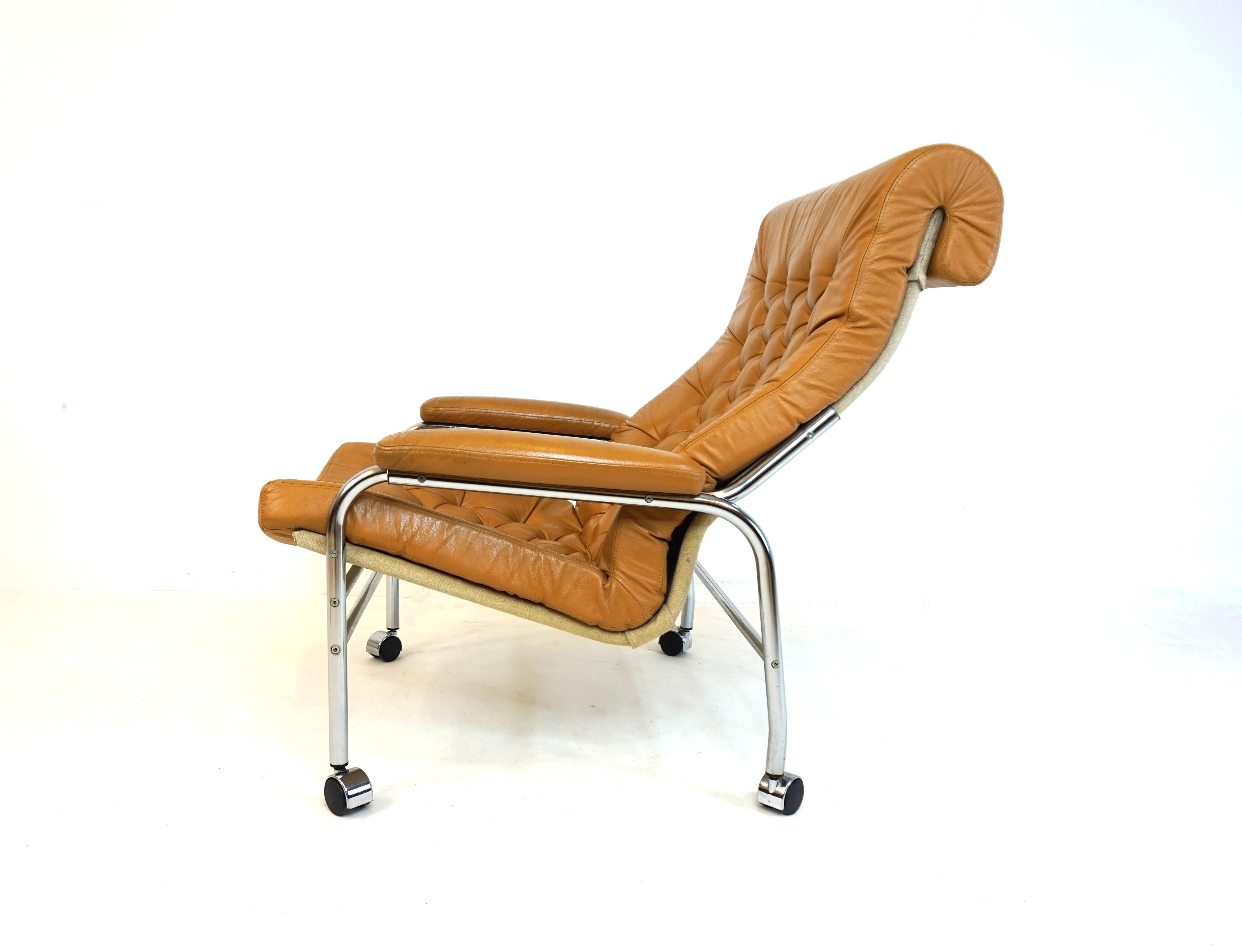 Der Sessel Bore in karamellfarbenem Leder ist in gutem Zustand. Das Leder des Sitzkissens ist weich, die Kamelknopfstruktur ist intakt und ohne Beschädigung. Der Lederbezug der Armlehnen weist an den vorderen Ecken Patina auf, was dem Sessel einen