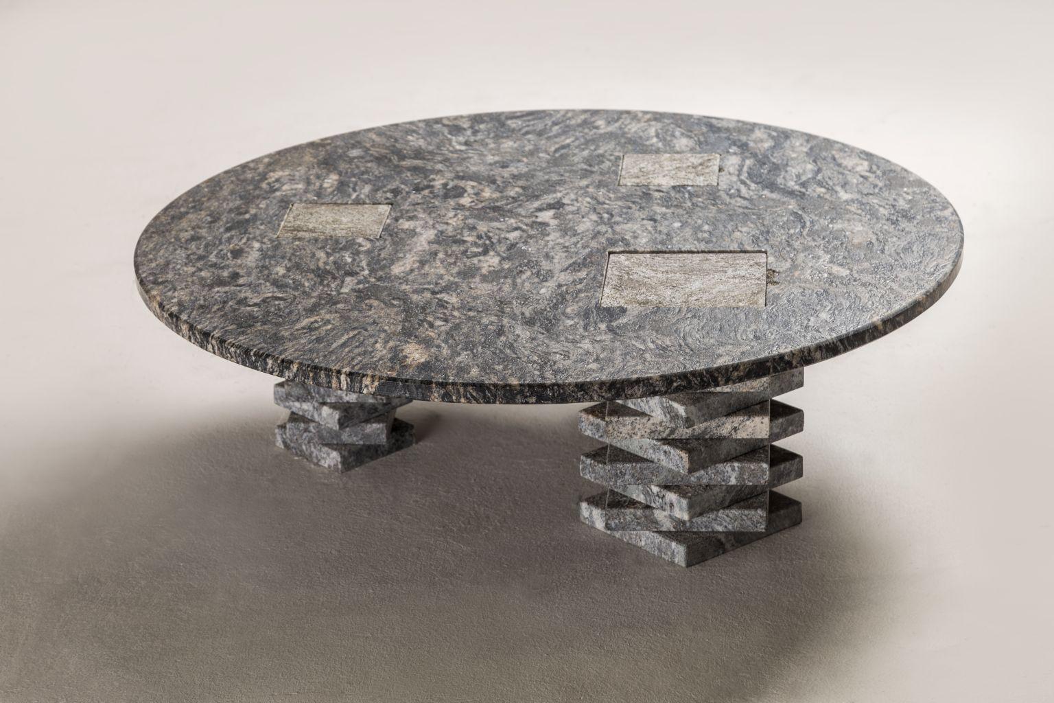 Table basse Boreal 38 de Cristián Mohaded
Édition limitée
Dimensions : 90 D x 38 H cm
Matériaux : Granit boréal brossé

Cette table brutaliste combine ses éléments de manière mathématique pour créer une texture tridimensionnelle. L'utilisation