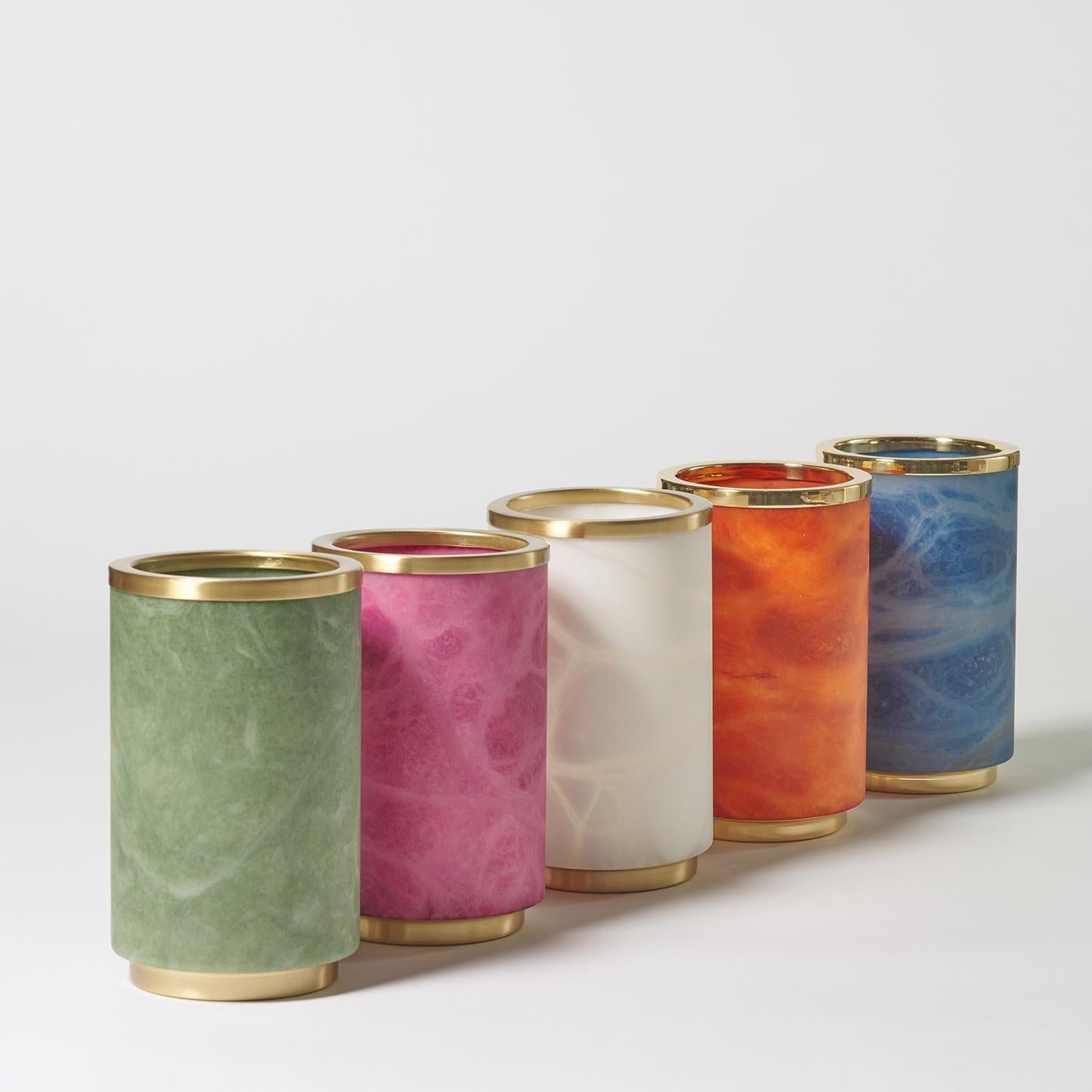 Este jarrón Borealis encarna la fusión perfecta de sofisticación y belleza natural. Elaborado con un impresionante alabastro azul, el jarrón presenta una silueta cilíndrica que realza su elegancia minimalista. El veteado único inherente a cada pieza