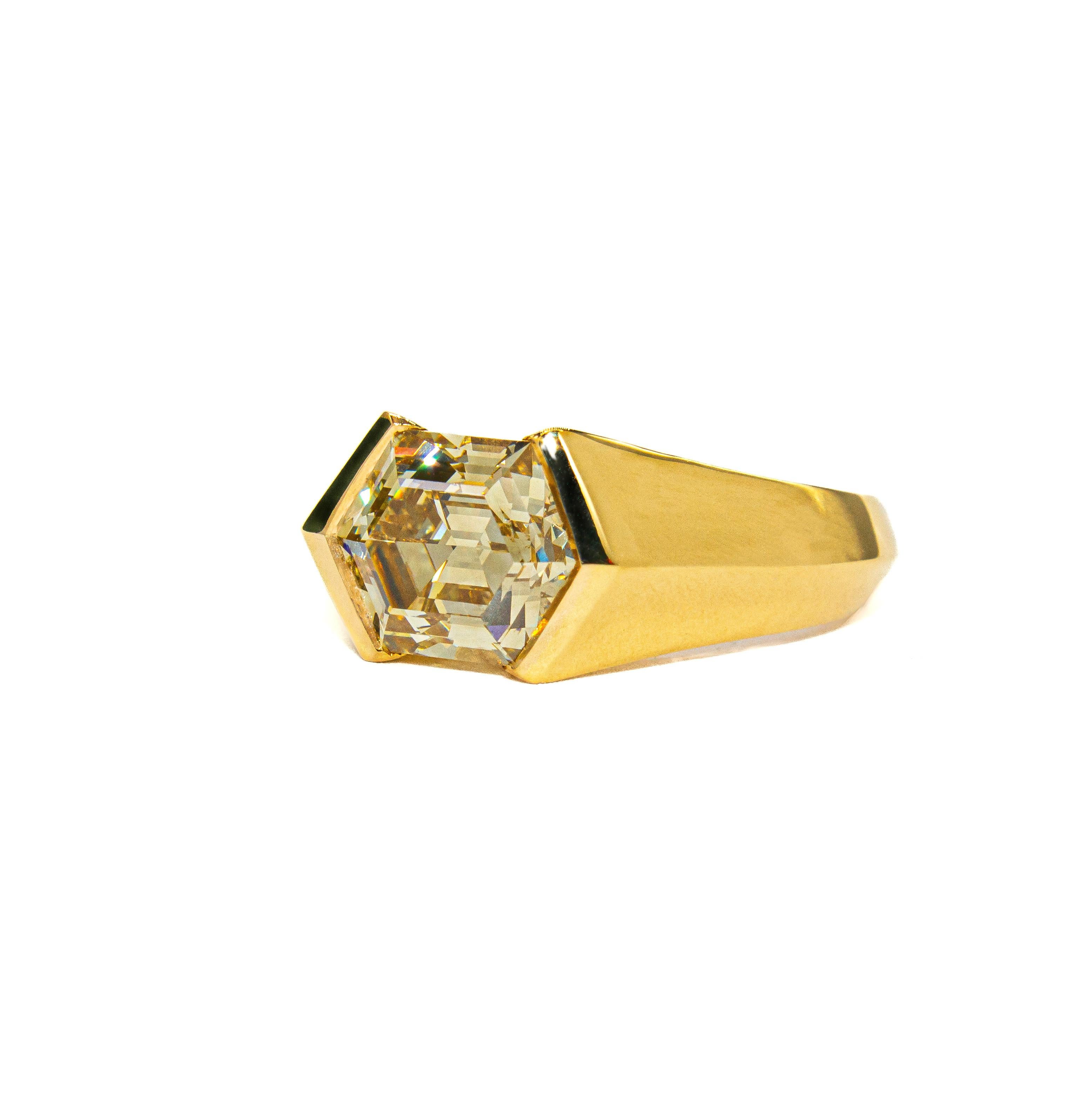 Este distintivo anillo solitario de oro amarillo de 20k de Boregaard exhibe un raro diamante de corte hexagonal de 2,35 quilates de color amarillo parduzco fantasía, con claridad SI1 certificada por el GIA. La exclusiva forma hexagonal ofrece un