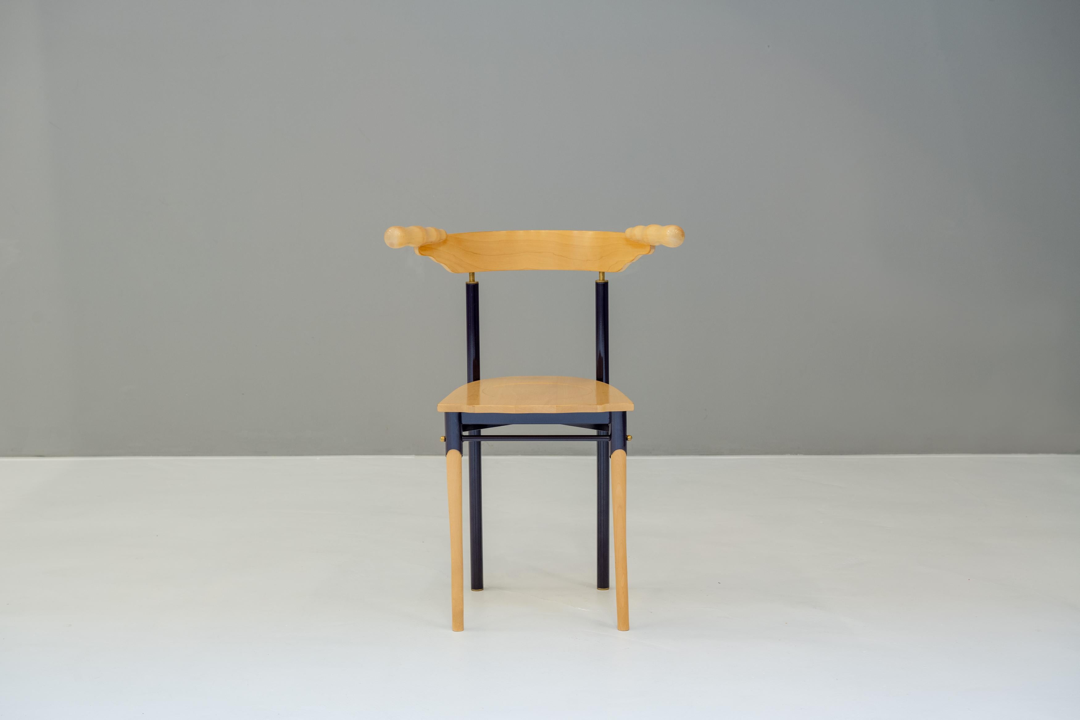 Raro set di otto sedie Jansky, disegnate da Borek Sipek per Driade.
Una struttura solida in acciaio e legno.
La struttura in acciaio è di colore viola scuro.
Finiture in ottone.
Etichettato sul lato inferiore.

