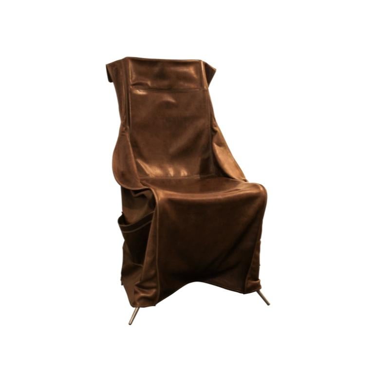 La chaise Filzka, créée par le designer Borek Sipek, est une œuvre d'art de grande qualité conçue par A LOT OF Brasil. Avec structure en acier peint et embouts en aluminium usiné et recouvert d'une housse en cuir. La pièce est nouvelle, en édition
