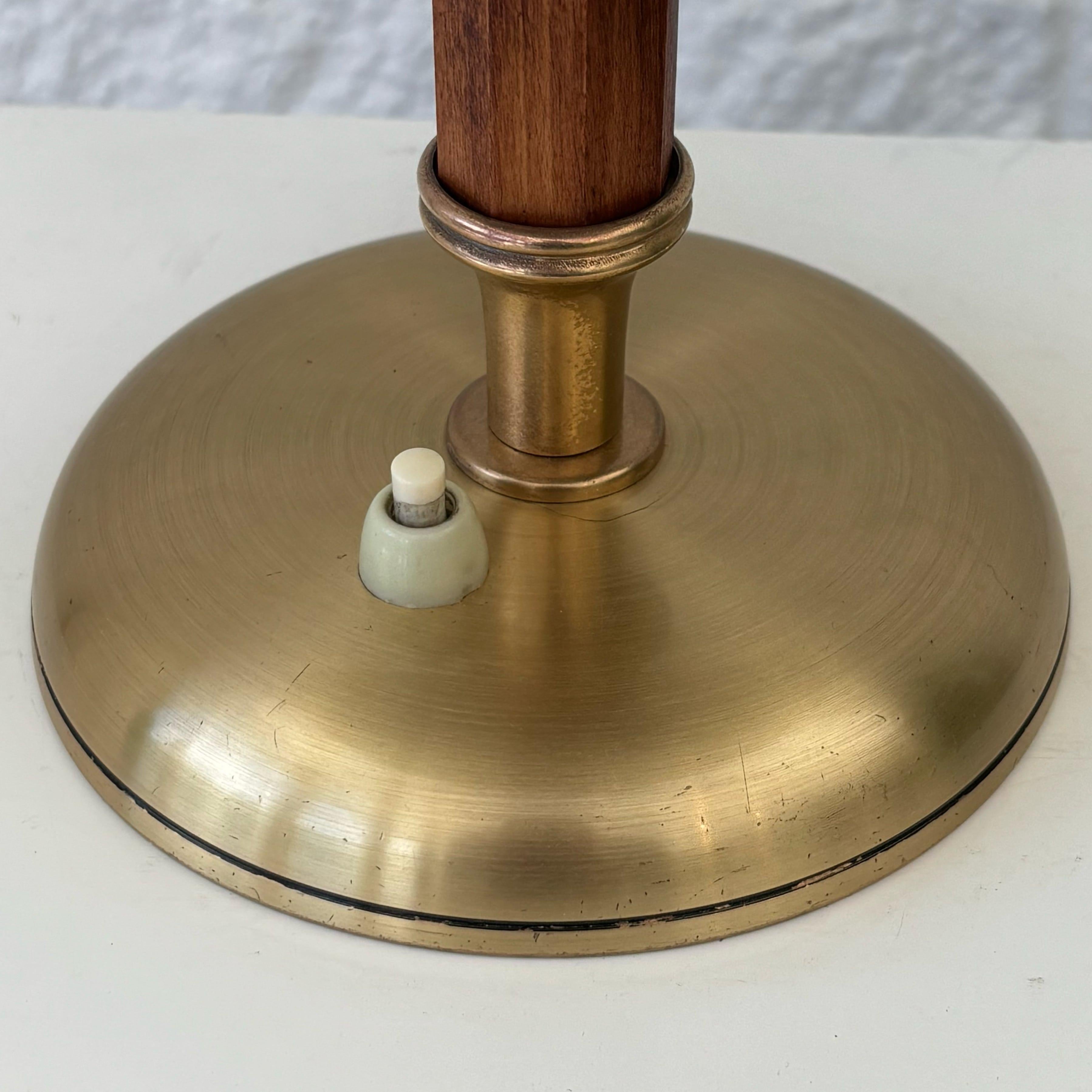 Lámpara de mesa Boréns de los años 40 modelo 8451, latón y nogal, Suecia escandinava moderna en venta 3