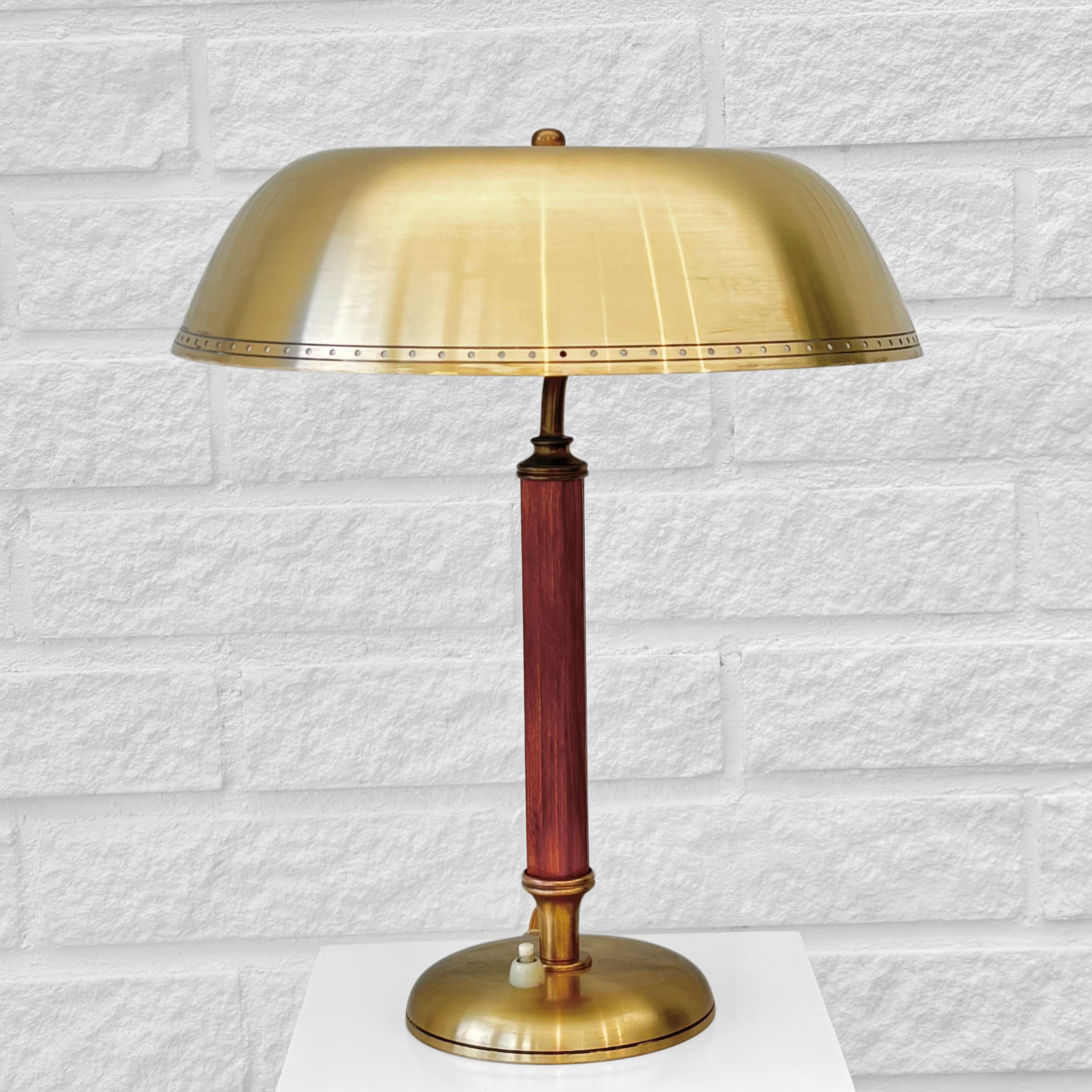 Lámpara de mesa Boréns de los años 40 modelo 8451, latón y nogal, Suecia escandinava moderna Escandinavo moderno en venta