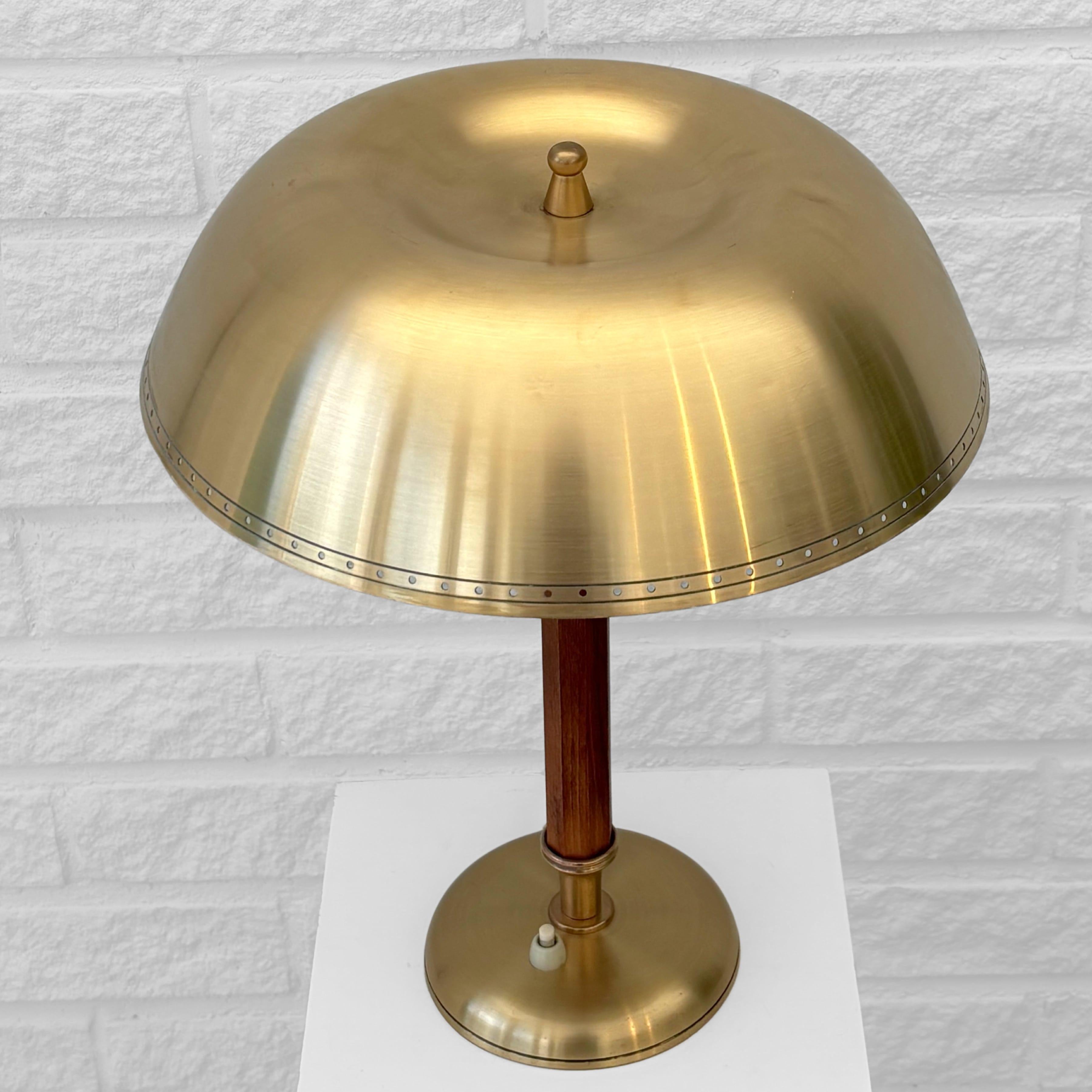 Lámpara de mesa Boréns de los años 40 modelo 8451, latón y nogal, Suecia escandinava moderna mediados del siglo XX en venta