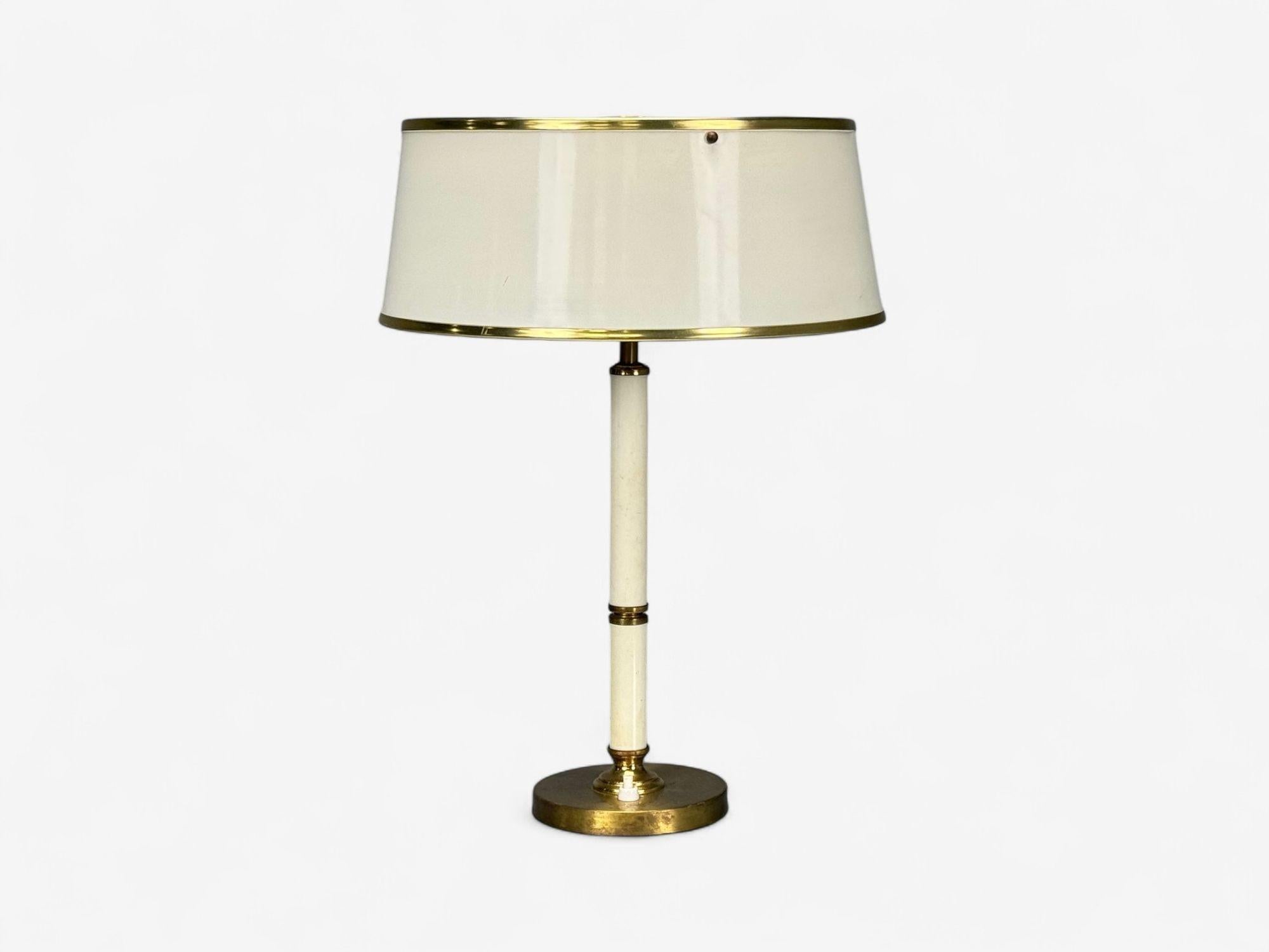 Boréns Borås, Schwedisch Mitte des Jahrhunderts Modern, Messing, Emailliertes Metall, Tischlampe, Schweden, 1950er Jahre

Eine modernistische schwedische Tisch- oder Schreibtischlampe, die Mitte des 20. Jahrhunderts von Boréns Borås in Schweden