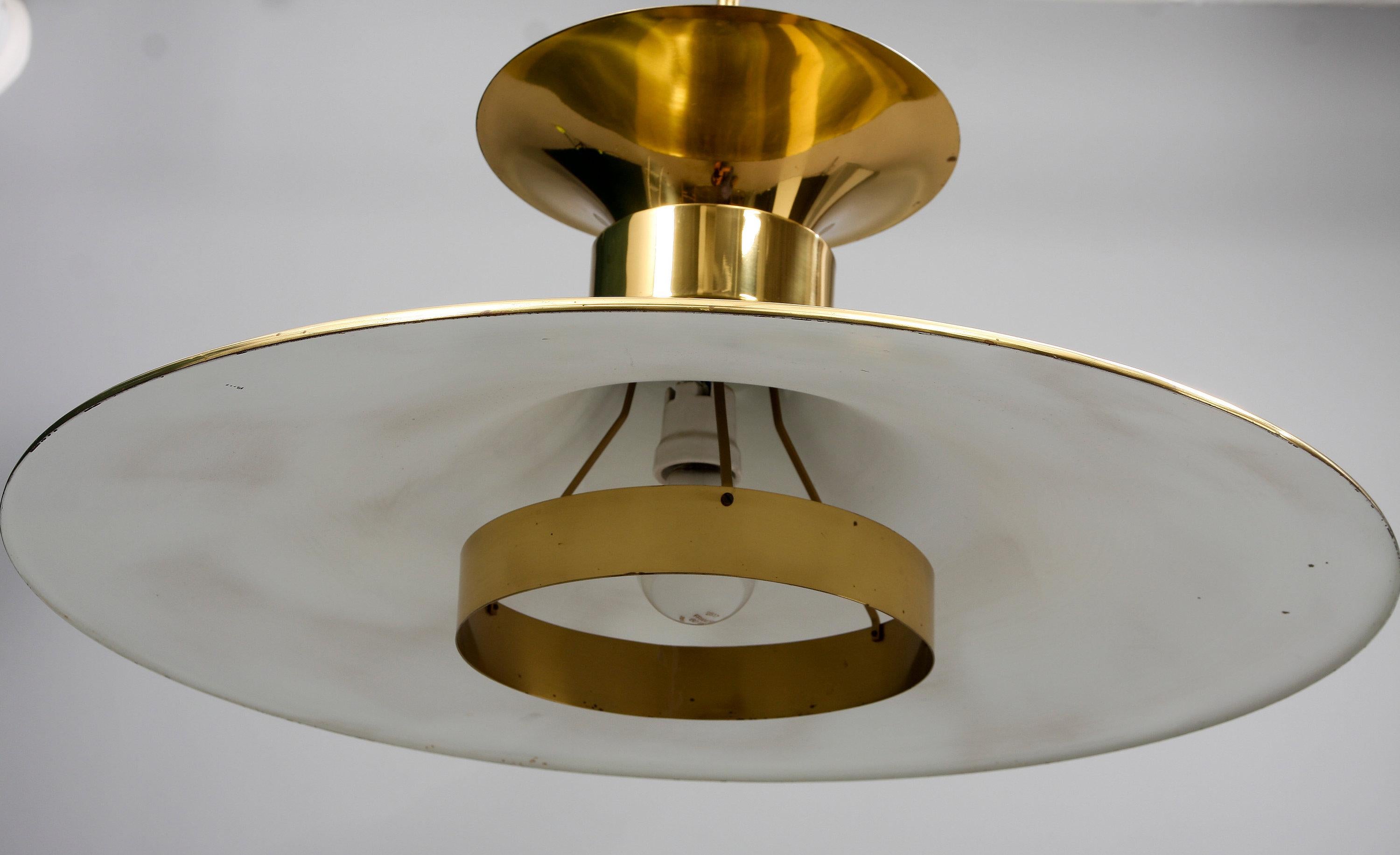 Borens Boras, grande lampe suspendue en laiton Suède, 1960
Étiquette originale marquée Borens Boras 
Bon état, usure due à l'âge 