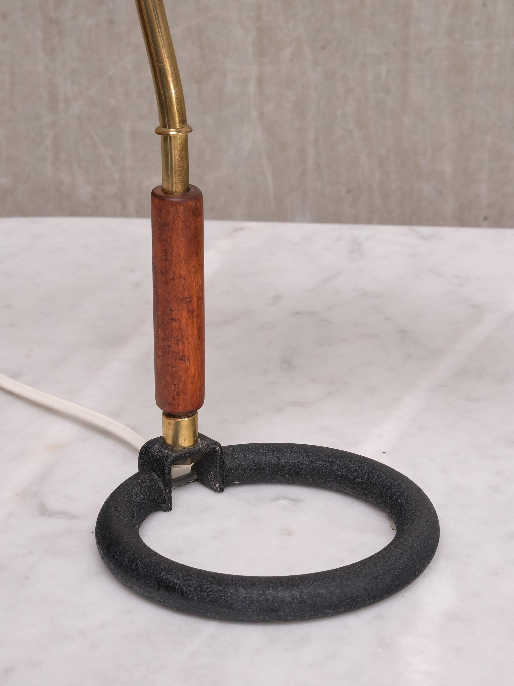 Lámpara de sobremesa Boréns Borås de latón, madera y metal lacado, Suecia, años 50 en venta 4