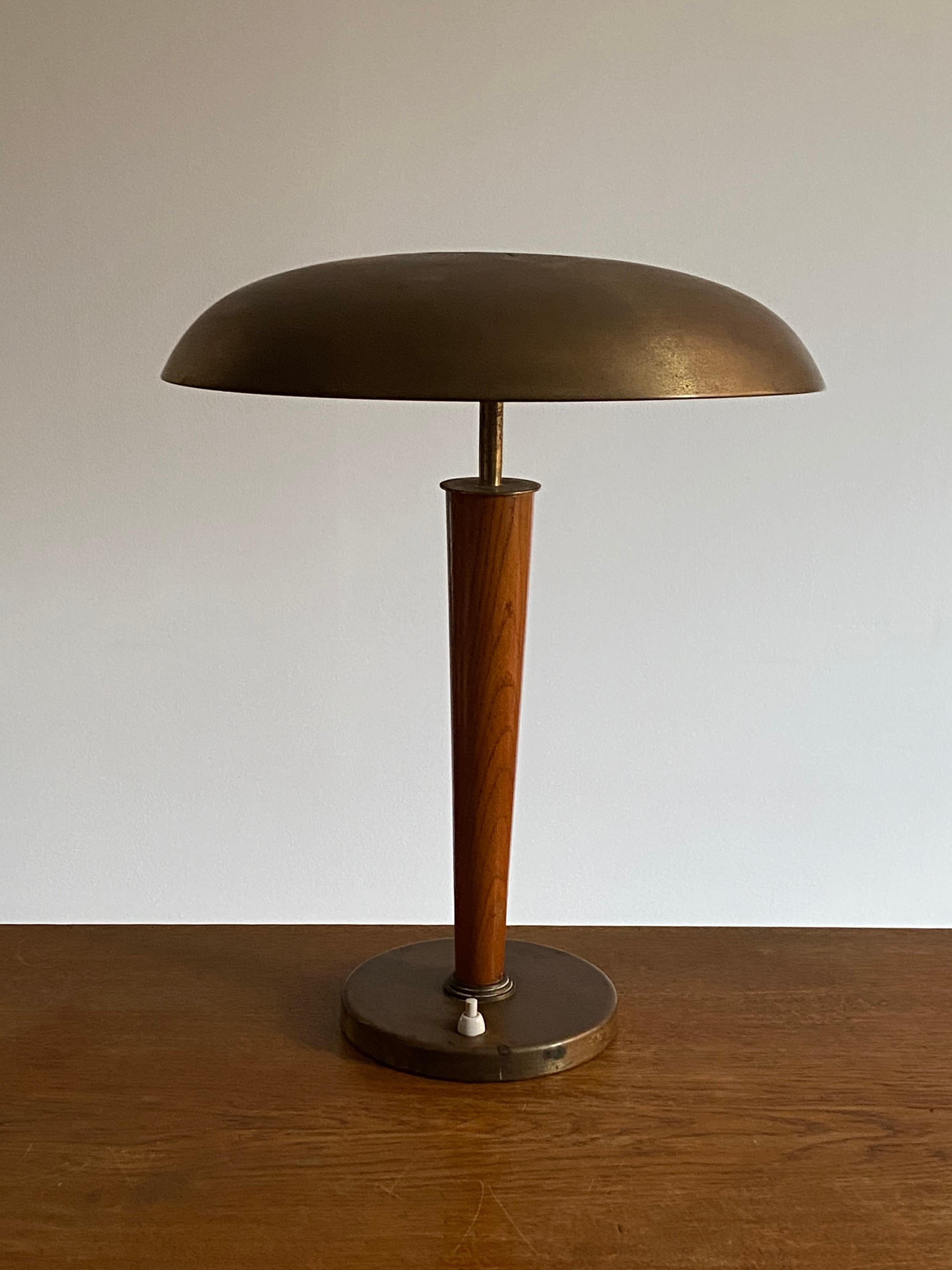 A rare desk light / table lamp. Produced by Boréns, Borås, Sweden, 1940s.

In brass and stained oak.

Other designers of the period working in similar style include Paavo Tynell, Hans Bergström, Josef Frank, and Stilnovo.