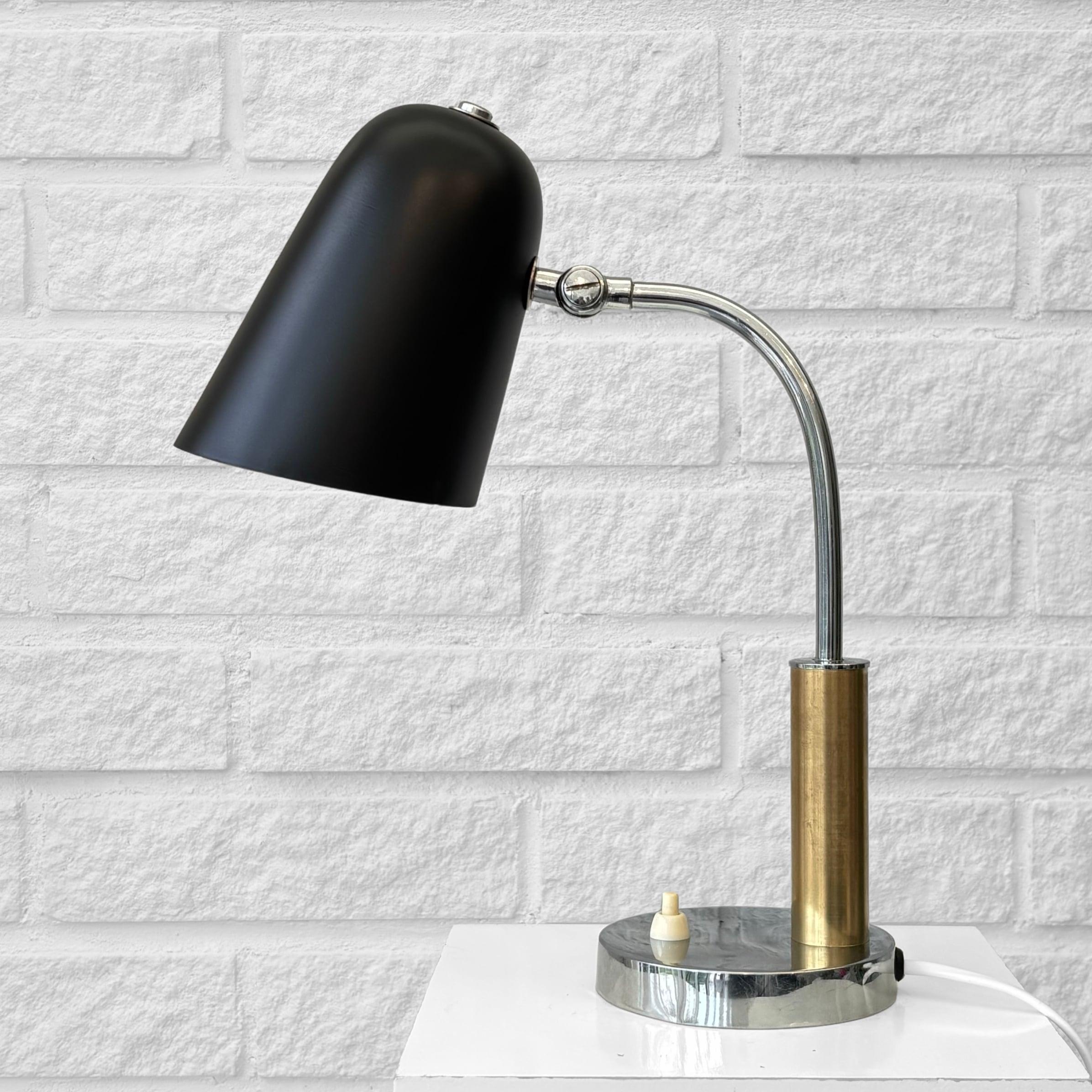 Boréns, lámpara de mesa moderna escandinava modelo 503, latón y acero, Suecia, años 40 en venta 2