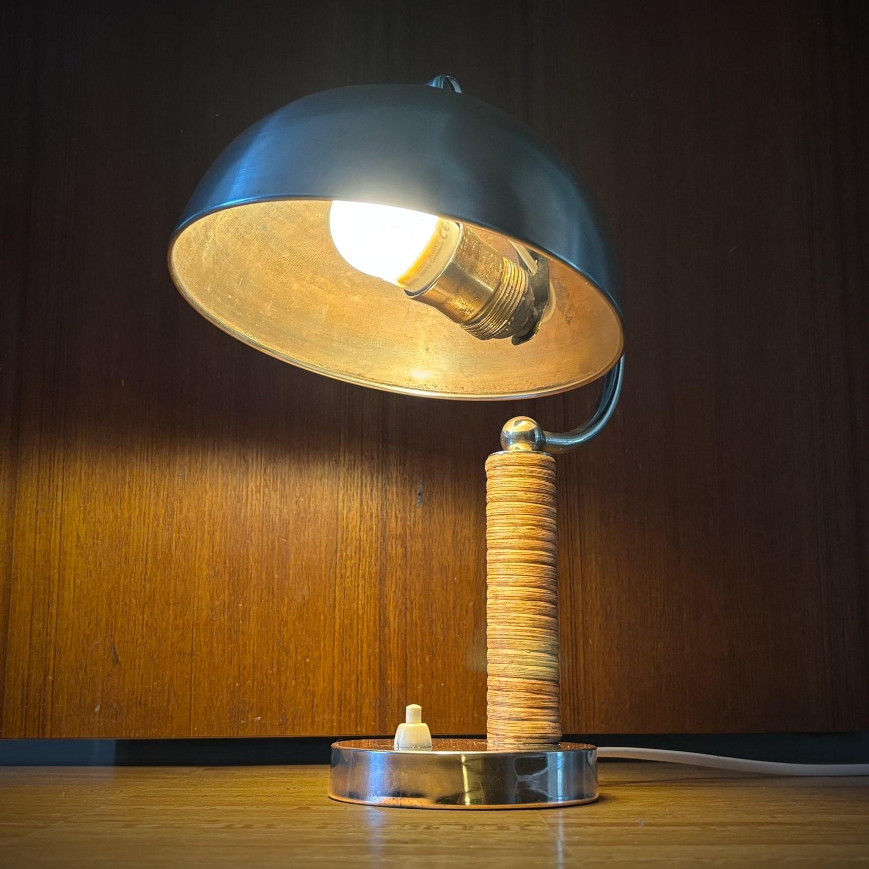 Boréns, lampe de table moderniste scandinave, acier et rotin, Suède, années 1930 Bon état - En vente à Forserum, SE