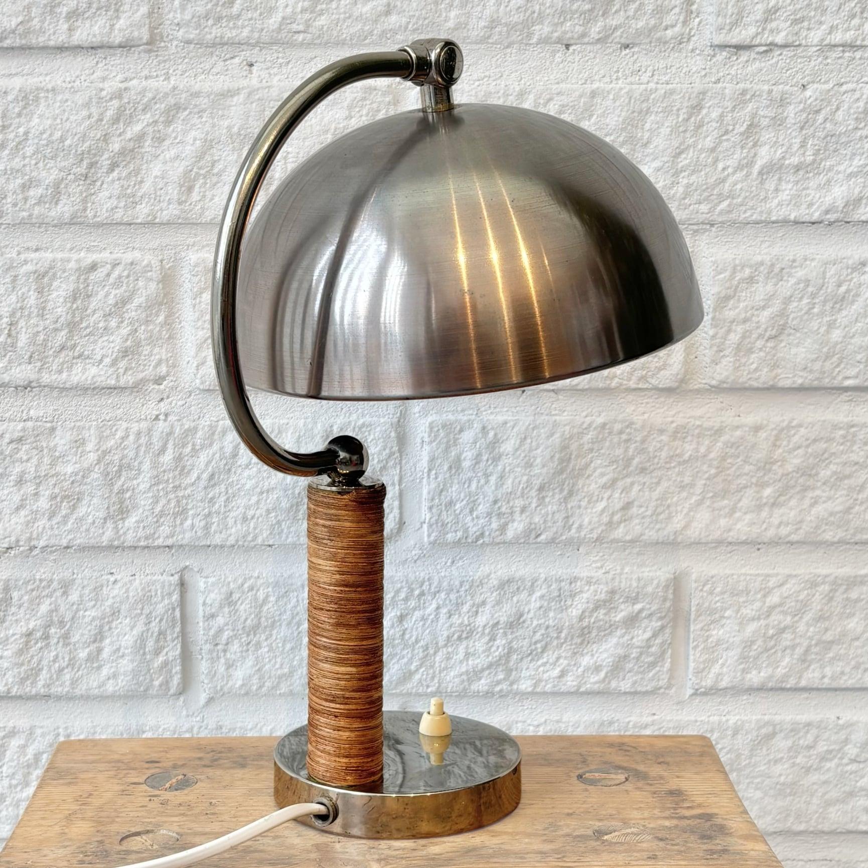 Milieu du XXe siècle Boréns, lampe de table moderniste scandinave, acier et rotin, Suède, années 1930 en vente
