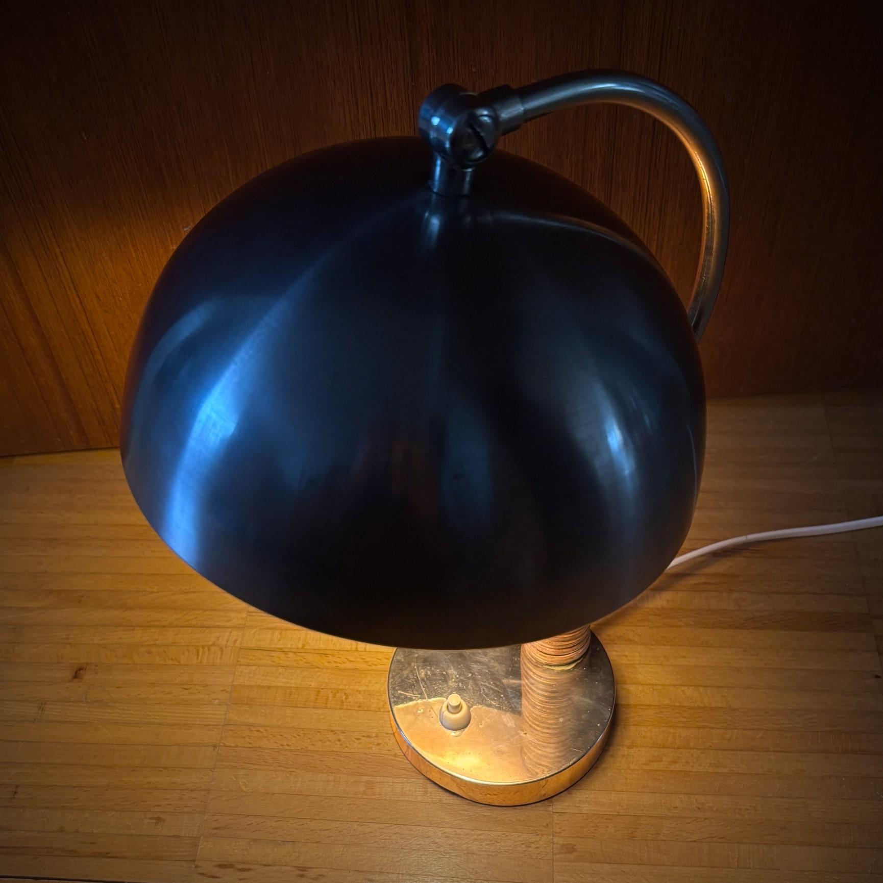 Acier Boréns, lampe de table moderniste scandinave, acier et rotin, Suède, années 1930 en vente
