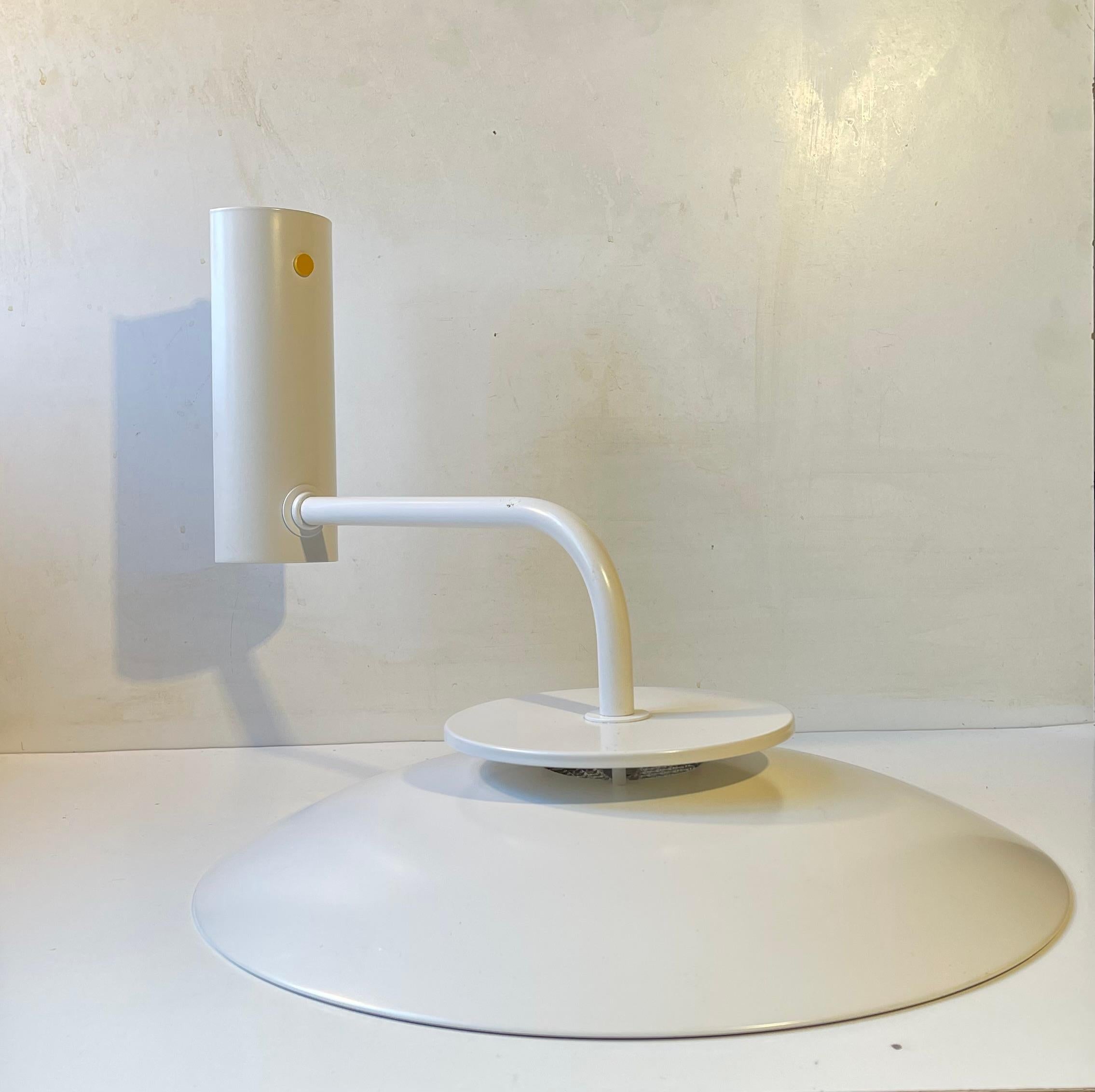 Aplique de pared de gran tamaño y simplicidad, con luz hacia arriba o hacia abajo, de acero lacado en blanco. Diseñada y fabricada en Boréns (Suecia) en la década de 1980. Número de diseño: 6513,3. 

Medidas: Diámetro: 39 cm, L/H: 50 cm.