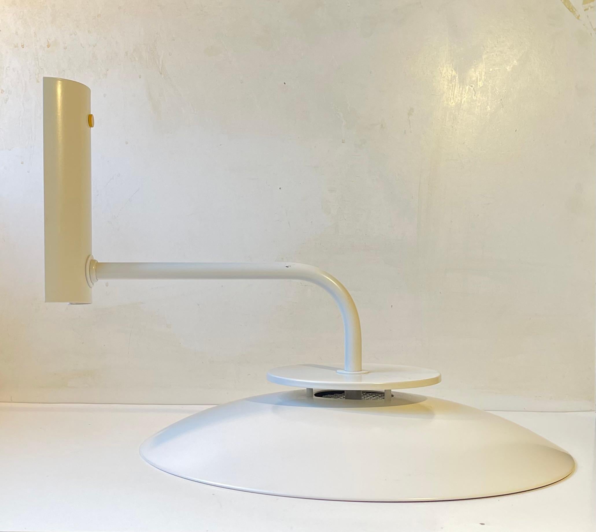 Boréns Suecia Lámpara de pared minimalista blanca, años 80 Sueco en venta