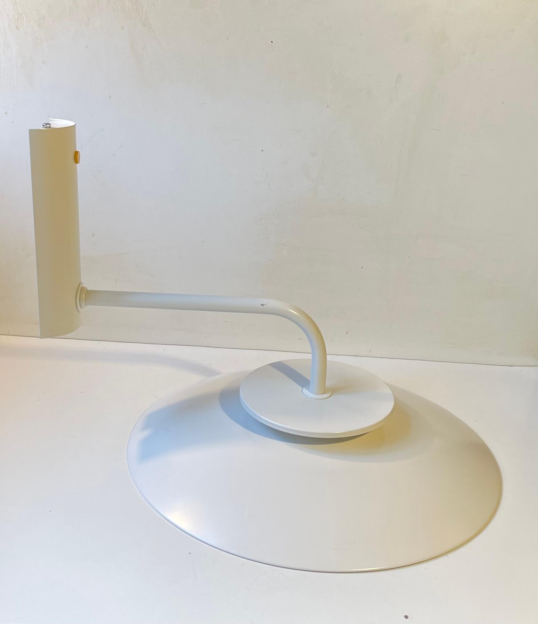Boréns Suecia Lámpara de pared minimalista blanca, años 80 en Bueno estado para la venta en Esbjerg, DK