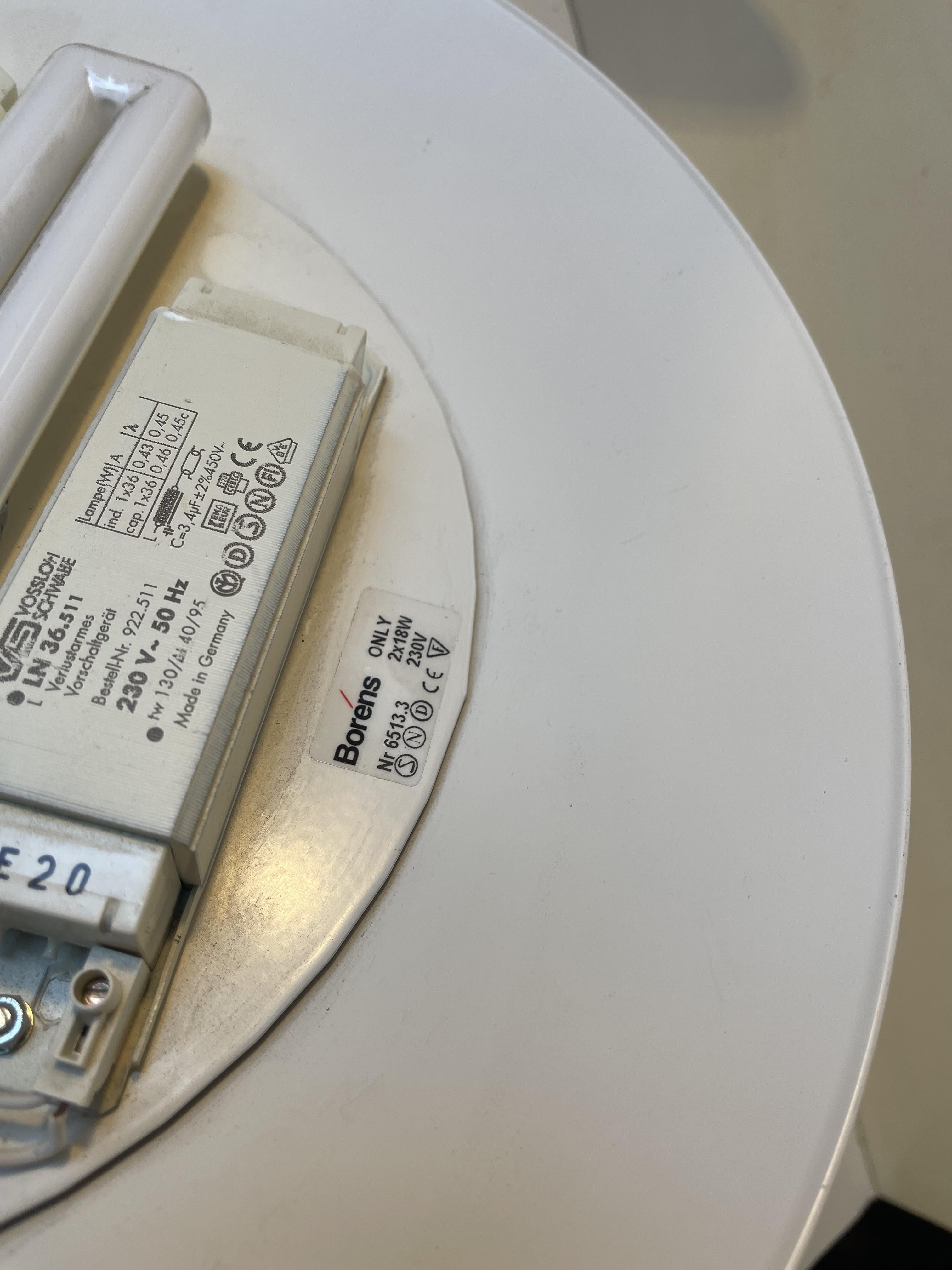 Boréns Suecia Lámpara de pared minimalista blanca, años 80 Acero en venta
