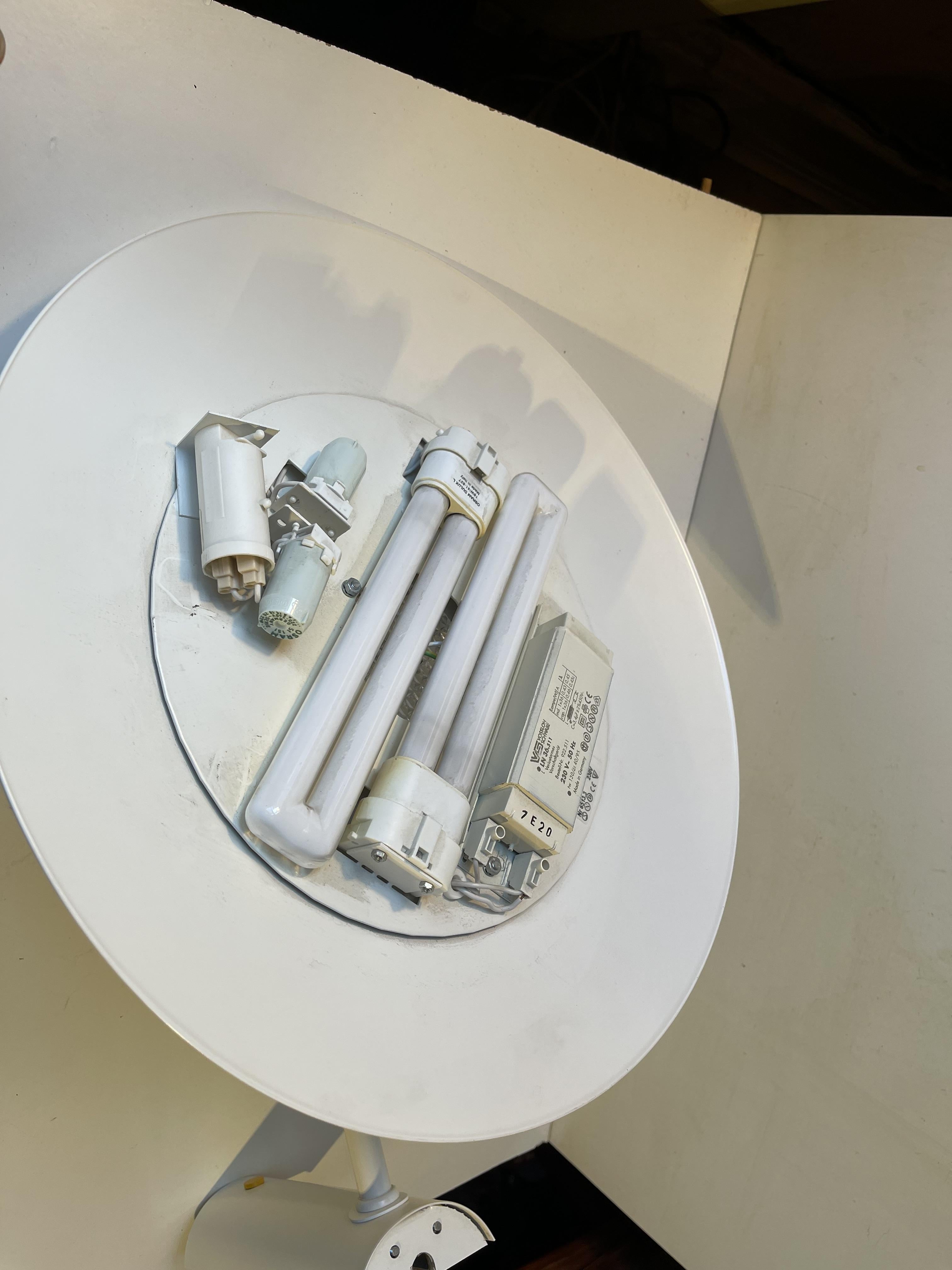 Boréns Suecia Lámpara de pared minimalista blanca, años 80 en venta 1